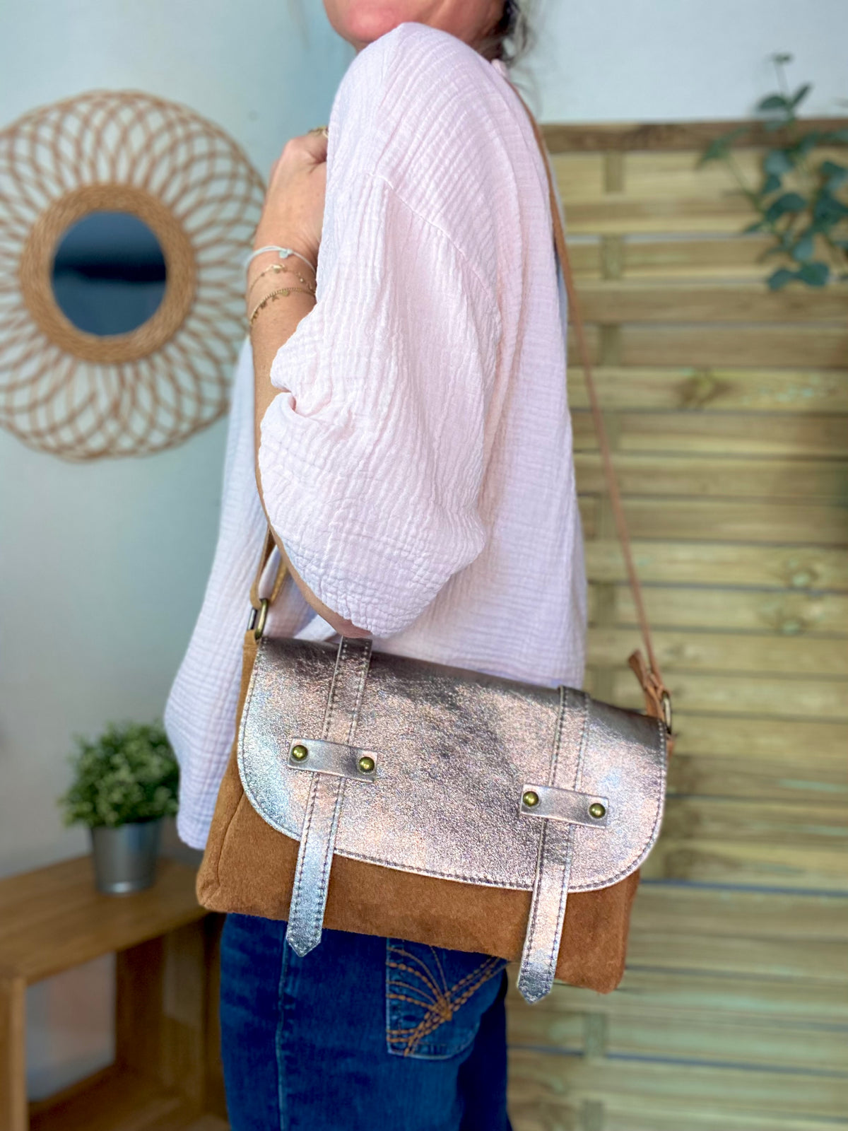 Sac bandoulière en cuir daim et irisé ESMÉE - Bronze / Camel