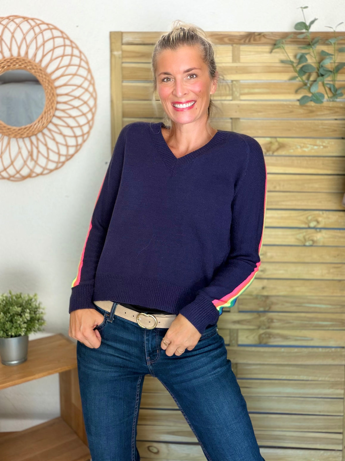 Pull épais avec bandes arc-en-ciel, col V - RAINBOW 🌈 Bleu marine - Winter 2026
