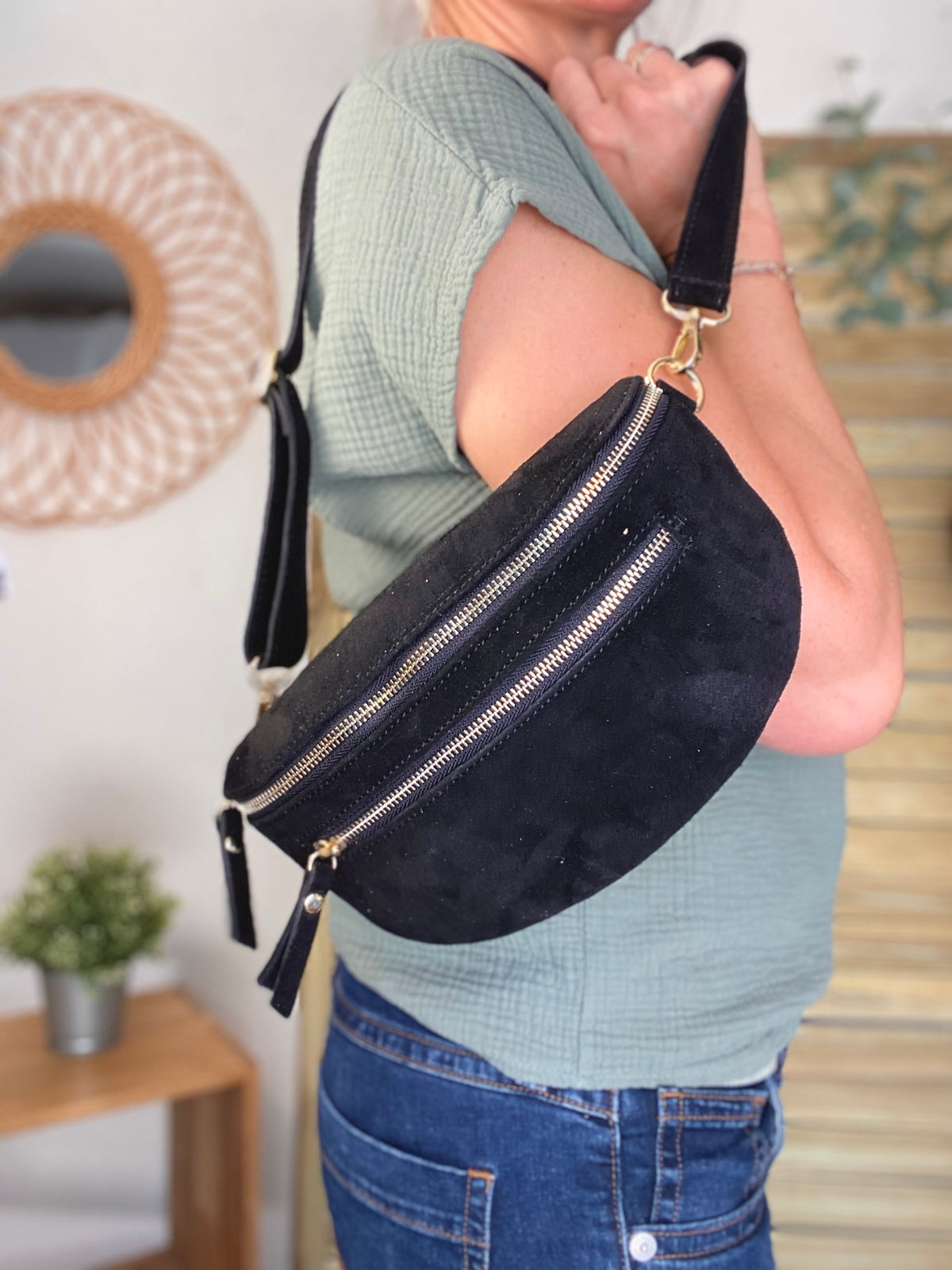 Sac banane en croûte de cuir + poche avant ALISON - Noir