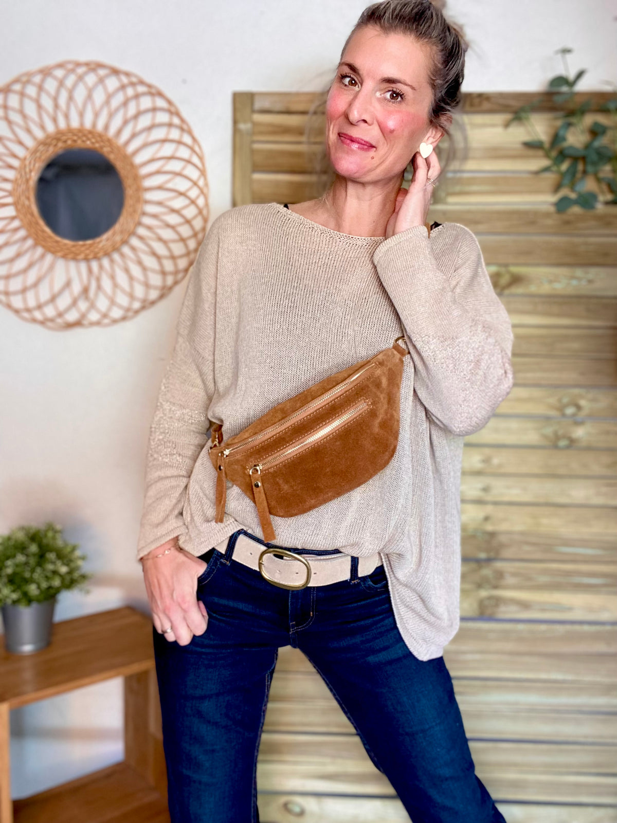 Sac banane avec poche avant, en cuir daim HOLLY - Camel