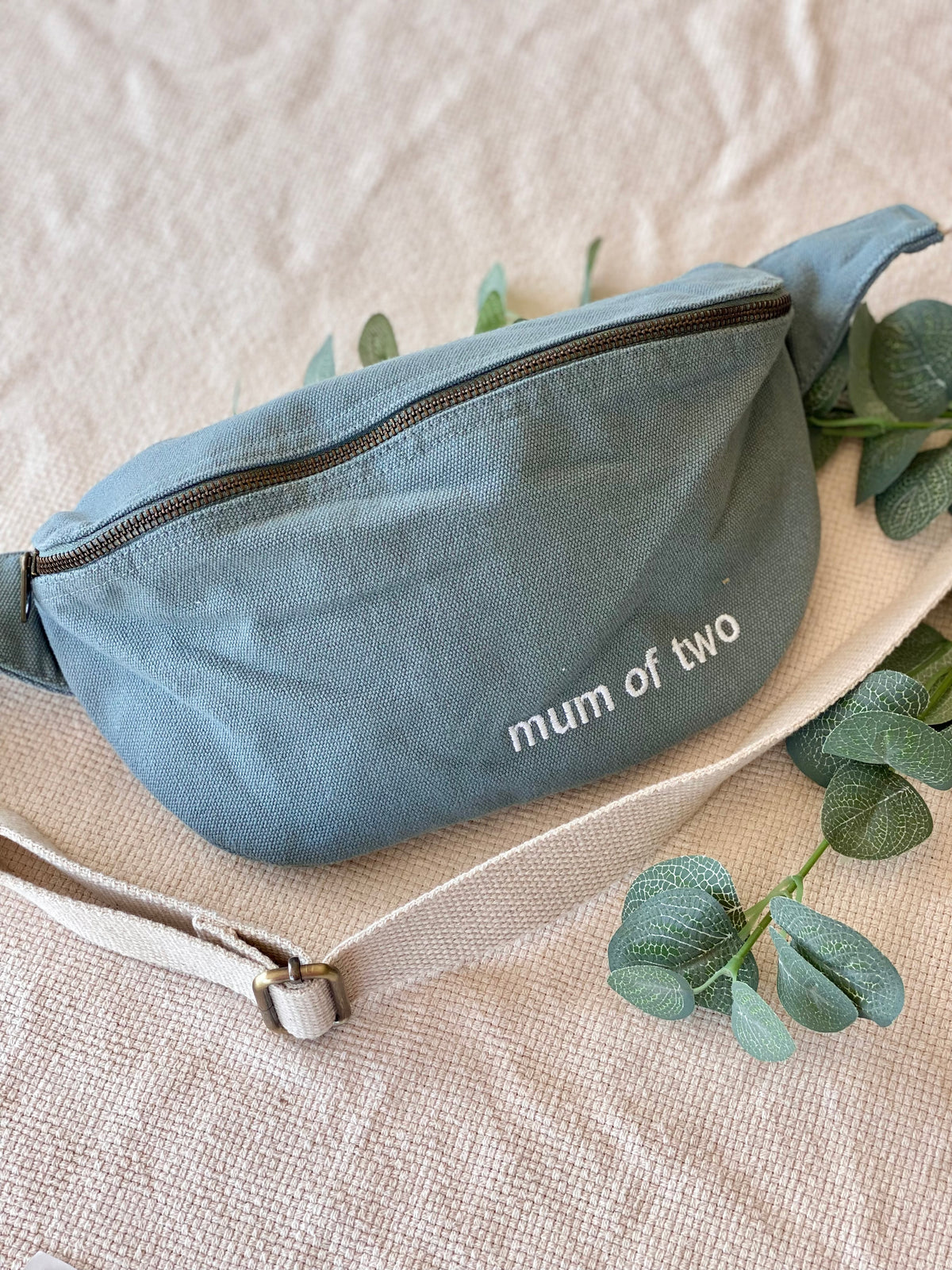 Sac banane en toile MUM OF - Vert sauge - FAMILY IMPACT STORIES - FIN DE SÉRIE