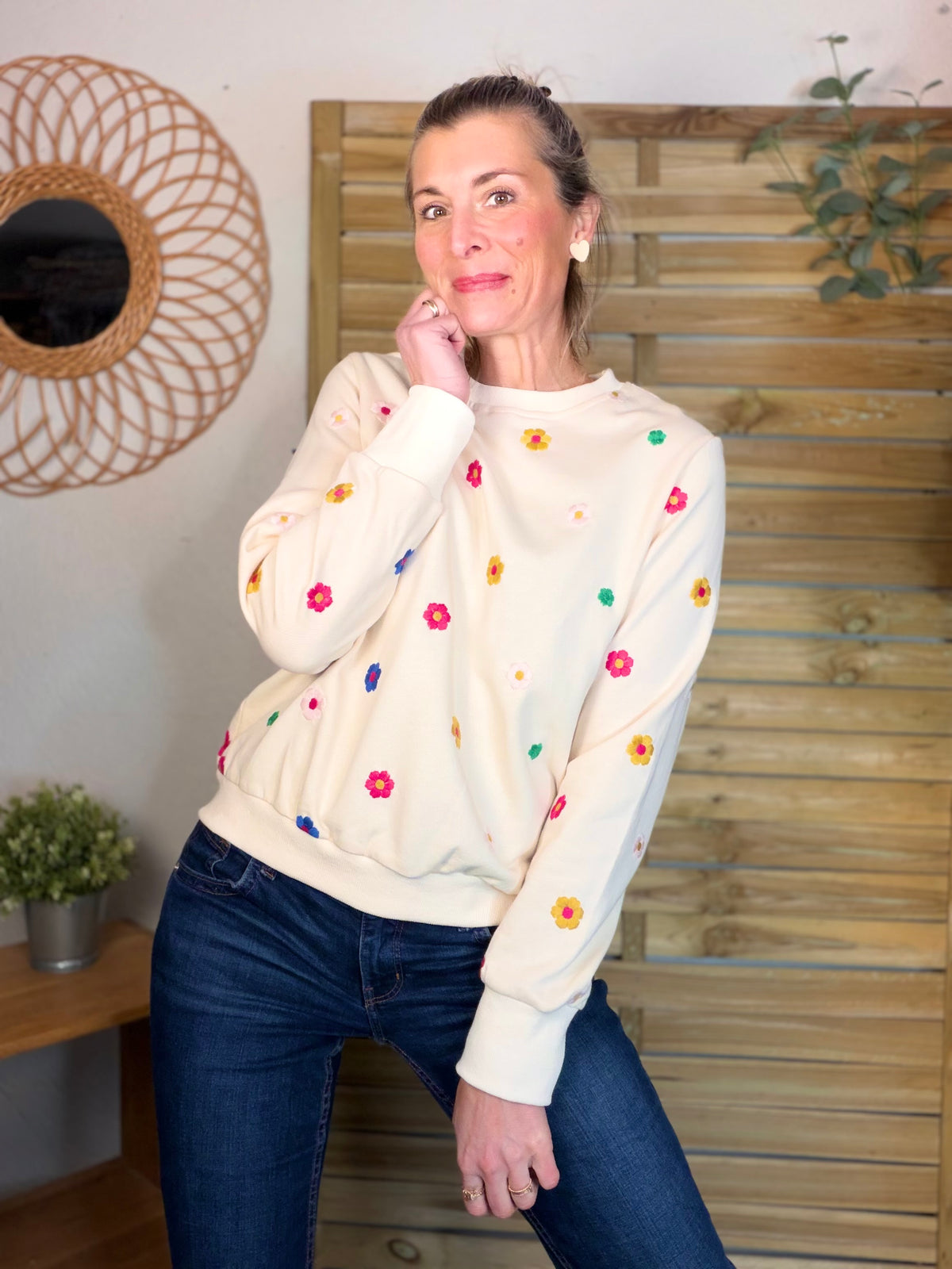 Sweat Beige fleurs multico brodés 🌸 ELISA - FIN DE SÉRIE