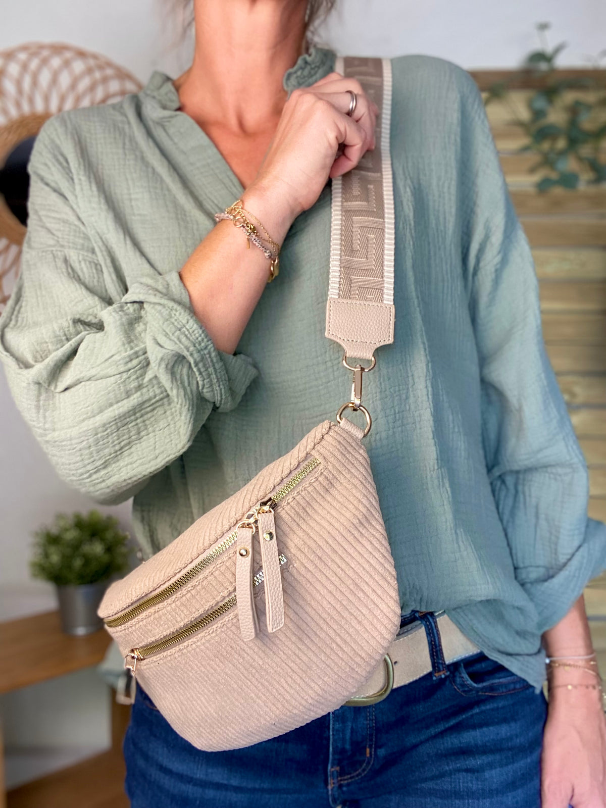 Sac banane L en velours côtelé 2 zips et sangle fantaisie - ASHLY - Beige taupe • FIN DE SÉRIE