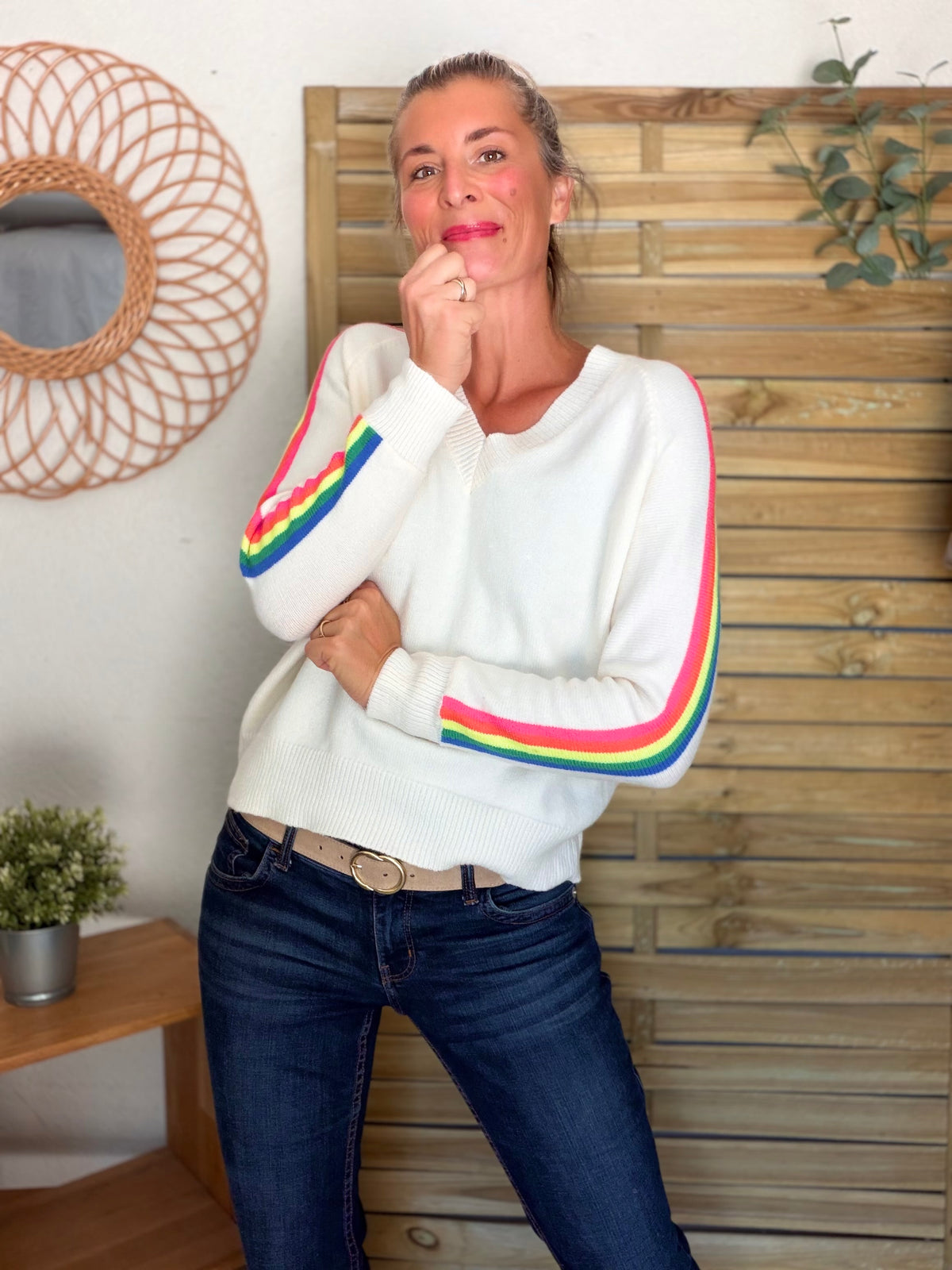 Pull épais avec bandes arc-en-ciel, col V - RAINBOW 🌈 Écru - Winter 2026