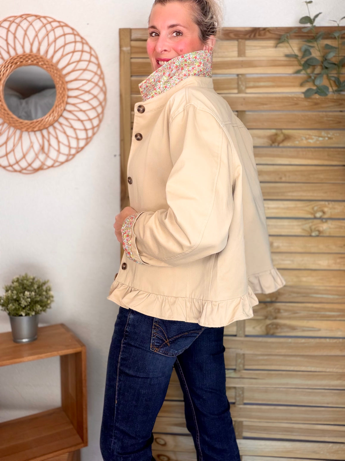 Veste Trench avec volants et Liberty, en coton beige HERMIONE - LILI et LALA - FIN DE SÉRIE