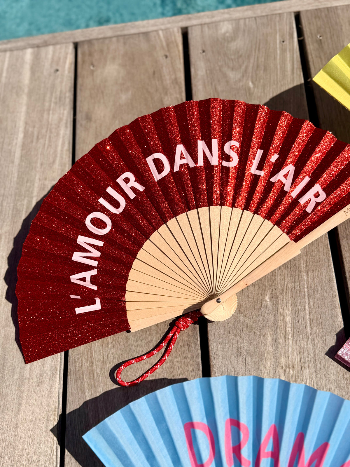 Éventail coloré à message avec dragonne