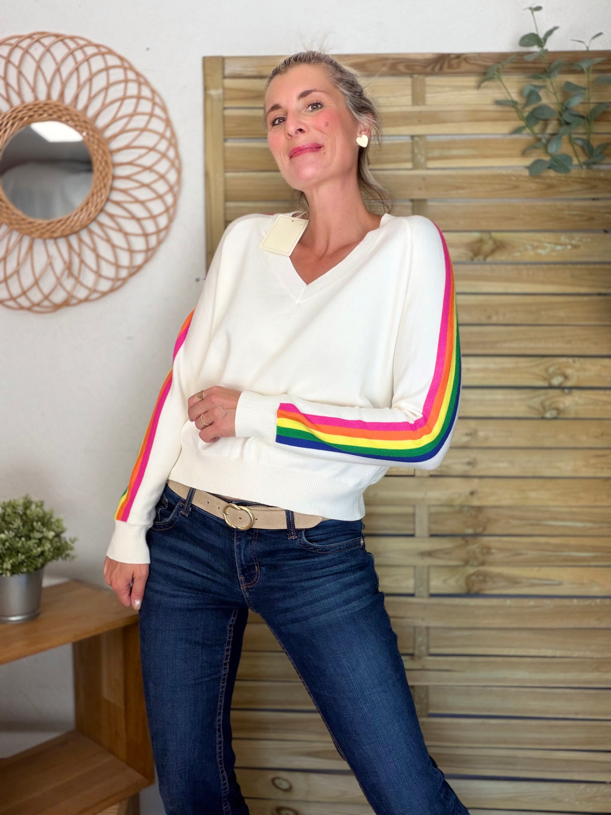 Pull fin avec bandes arc en ciel, col V - RAINBOW 🌈 Écru - Spring 2026