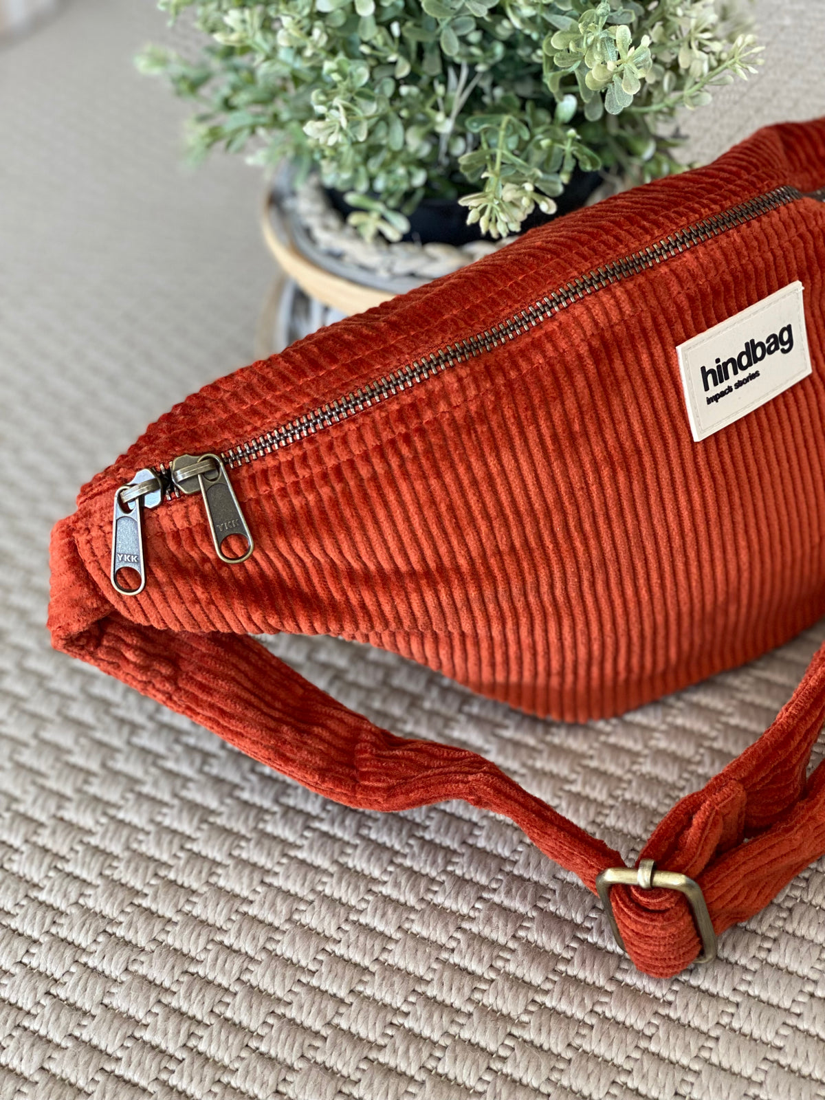 HINDBAG SASHA - Sac banane Velours brique