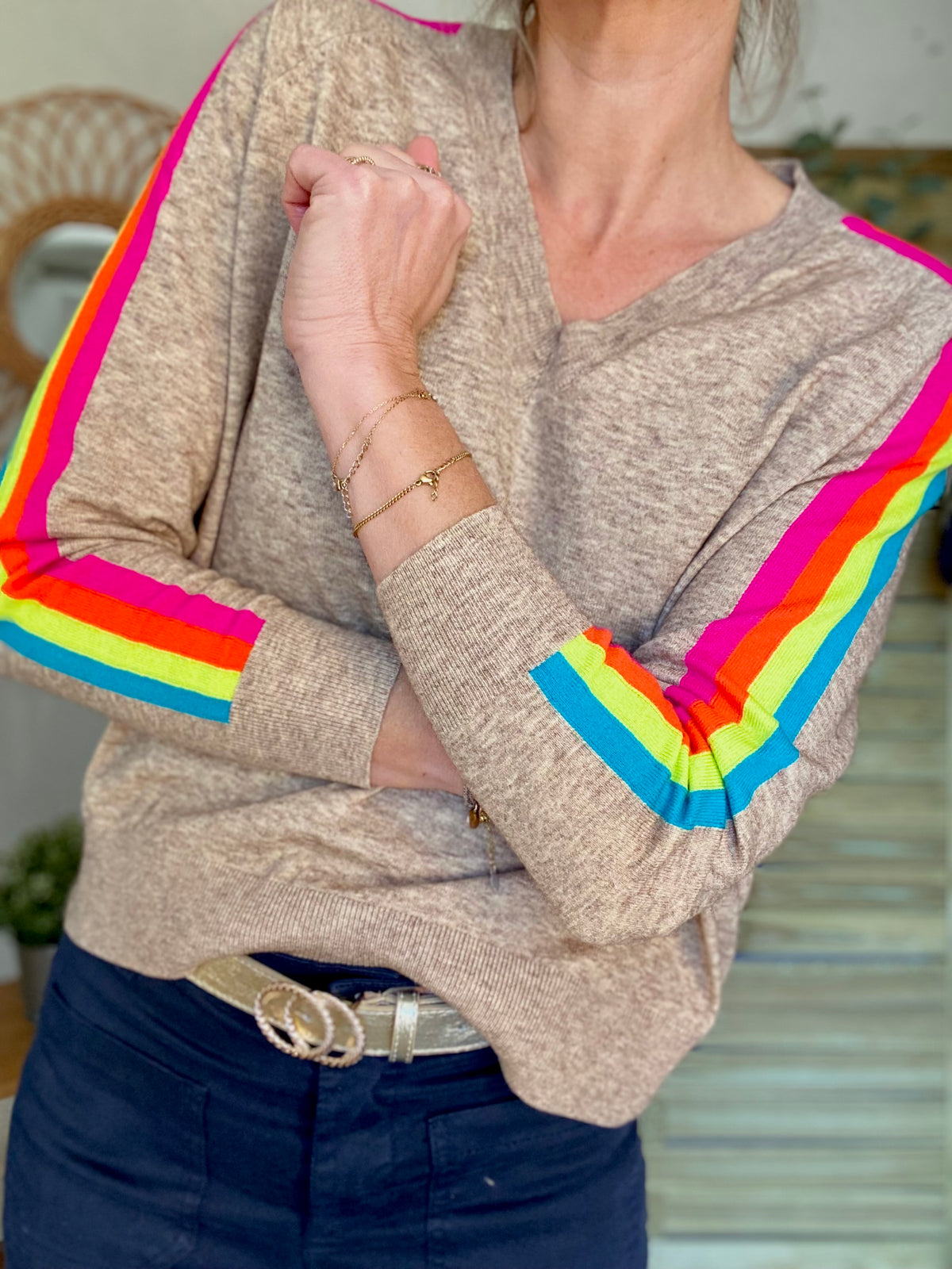 Pull fin avec bandes colorées, col V - RAINBOW 🌈 Taupe chiné - FIN DE SÉRIE