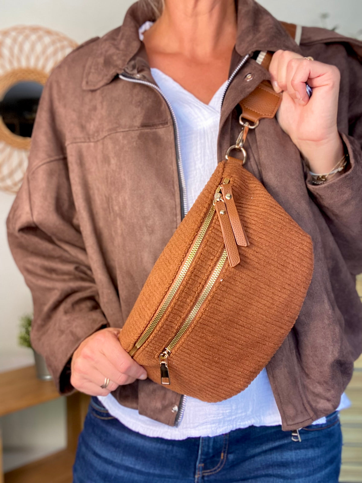 Sac banane L en velours côtelé 2 zips et sangle fantaisie - ASHLY - Camel foncé • FIN DE SÉRIE