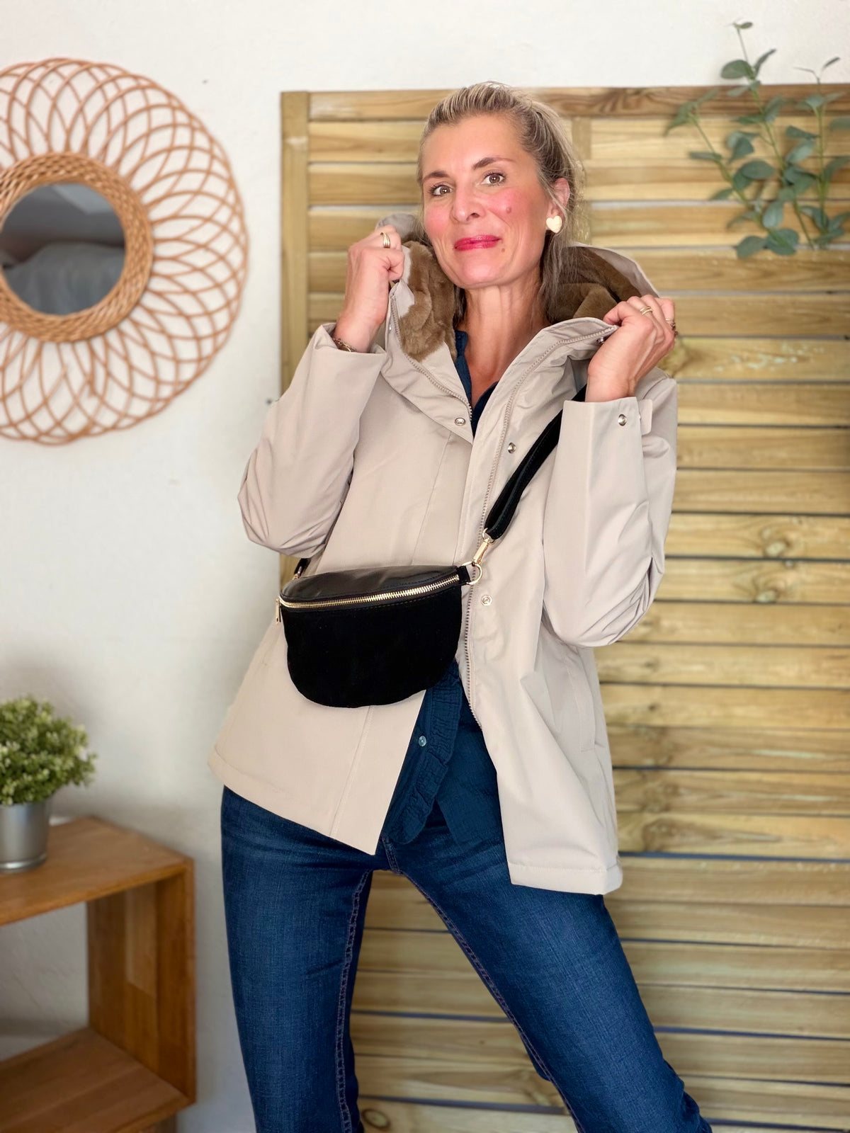 Sac banane M bi-matière en cuir irisé et velours 24cm - POLLY- Noir • FIN DE SÉRIE