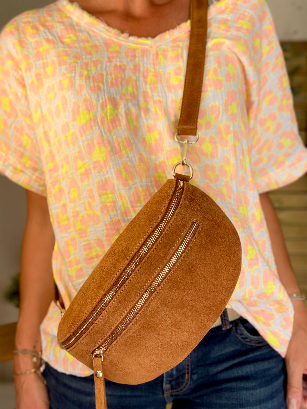 Sac banane en croûte de cuir + poche avant ALISON - Camel