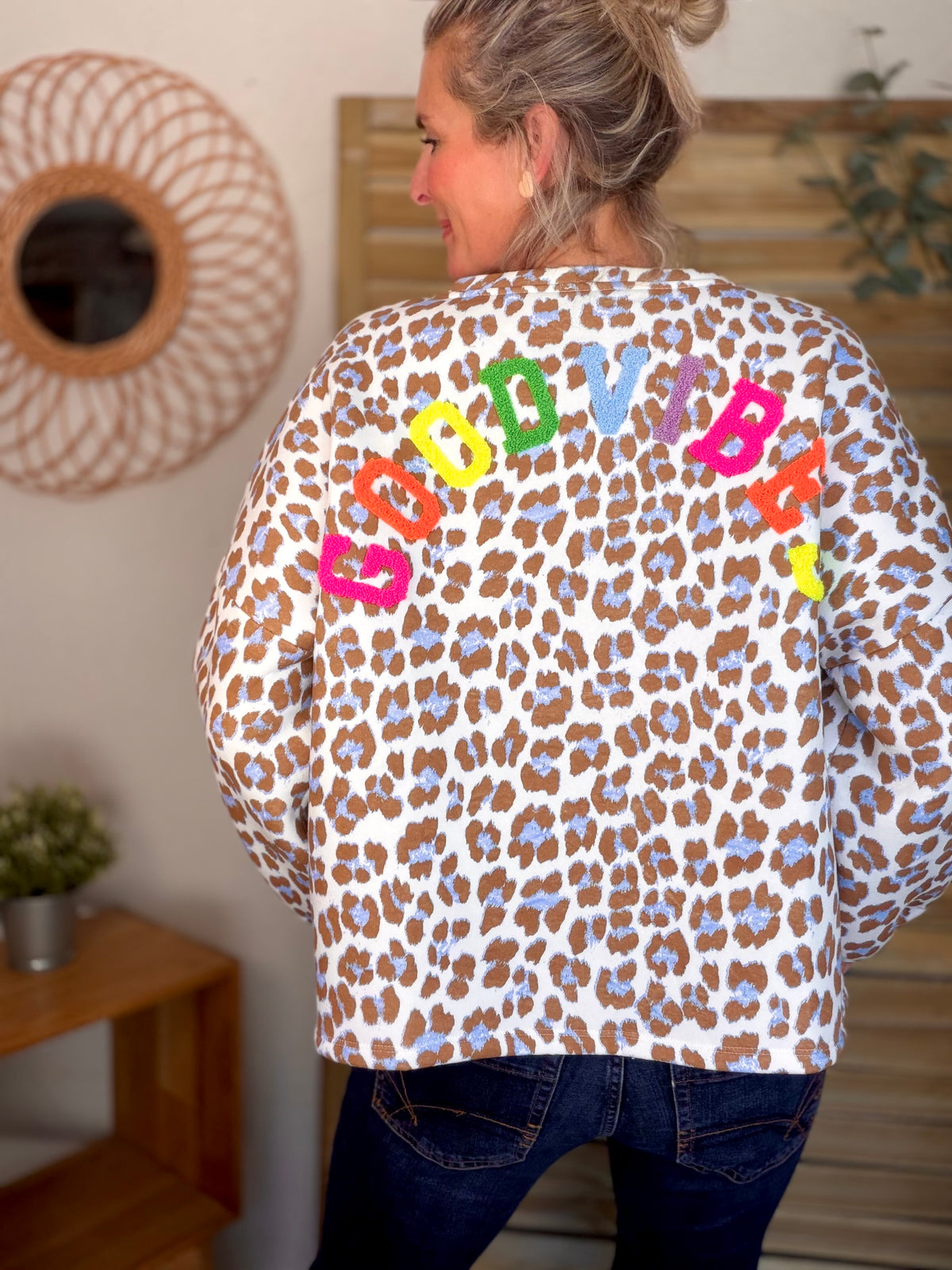 Sweat molleton oversized Léo bleu ciel GOOD VIBES - MIKA - FIN DE SÉRIE