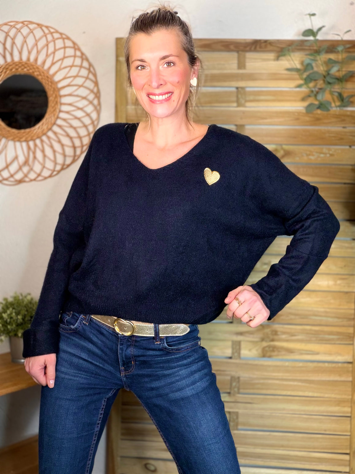 Pull léger en maille col V cœur doré brodé 💛 MELINA - Bleu marine