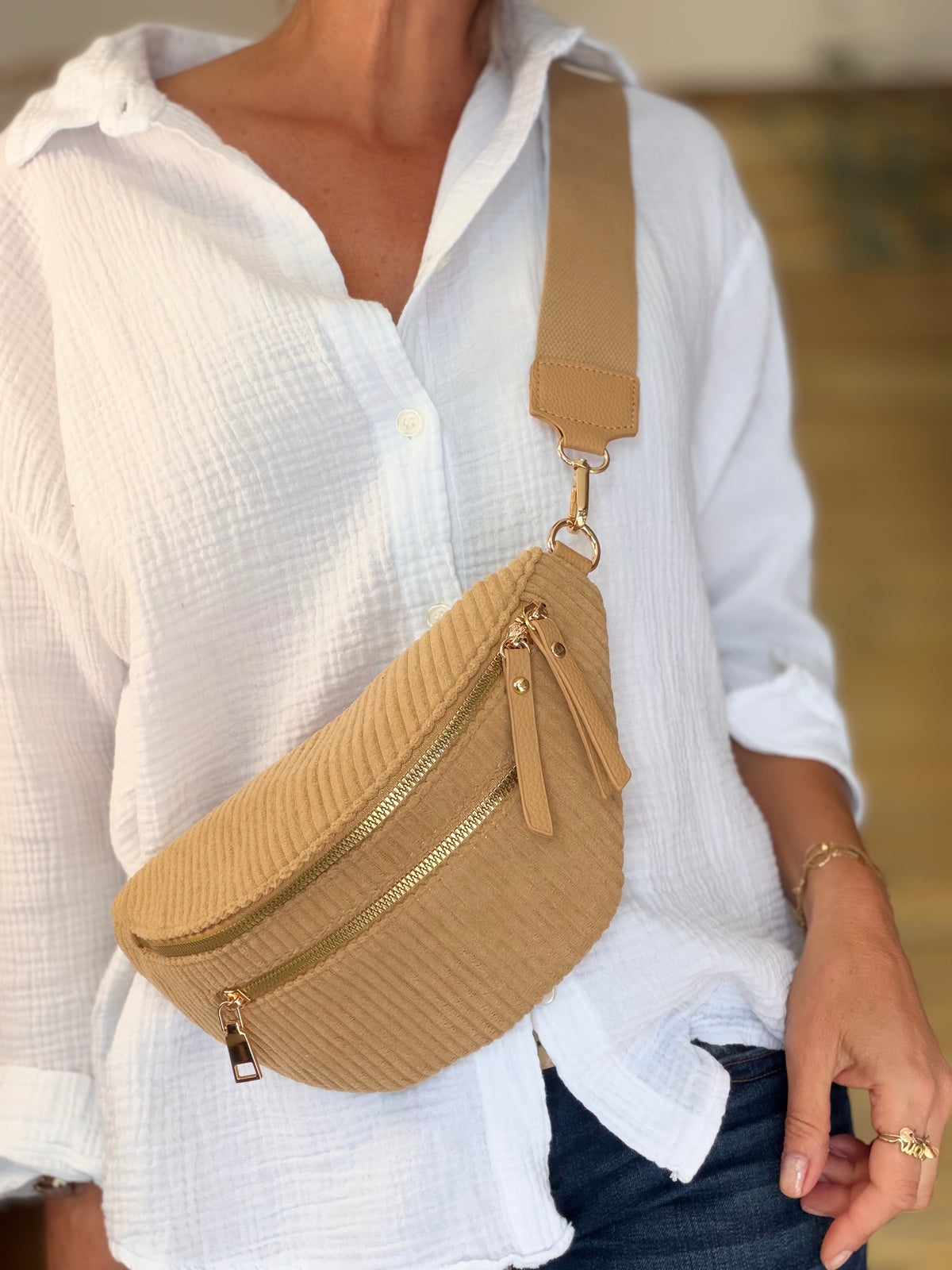 Sac banane en velours côtelé 2 zips et sangle fantaisie - CHARLY Camel clair - DÉSTOCKAGE