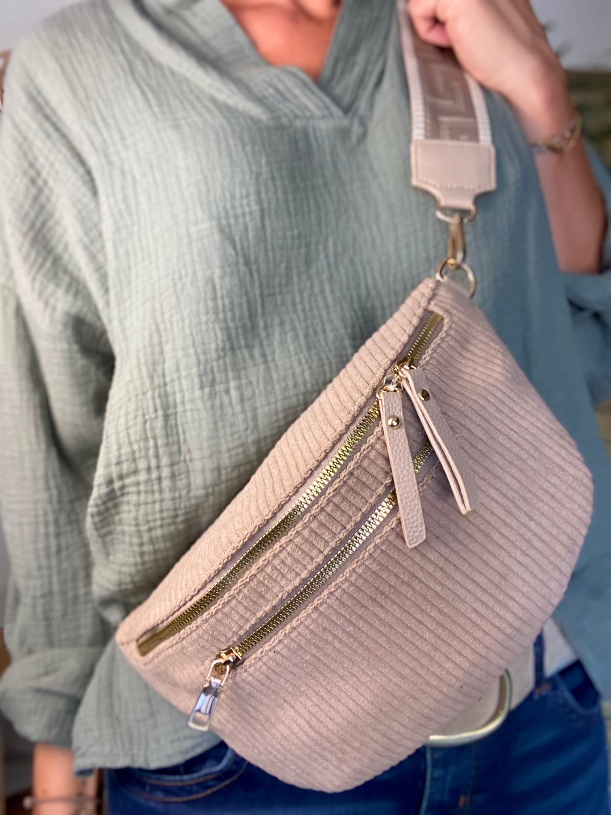 Sac banane L en velours côtelé 2 zips et sangle fantaisie - ASHLY - Beige taupe • FIN DE SÉRIE