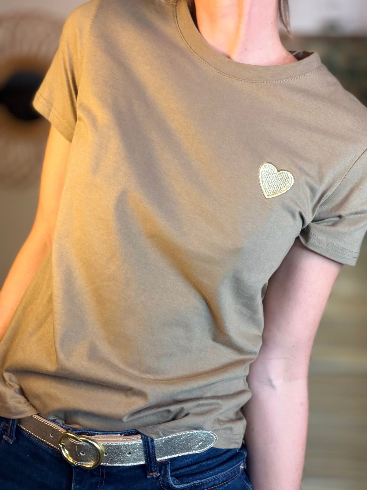 Tee shirt cœur brodé doré 💛 PIA Kaki - FIN DE SÉRIE