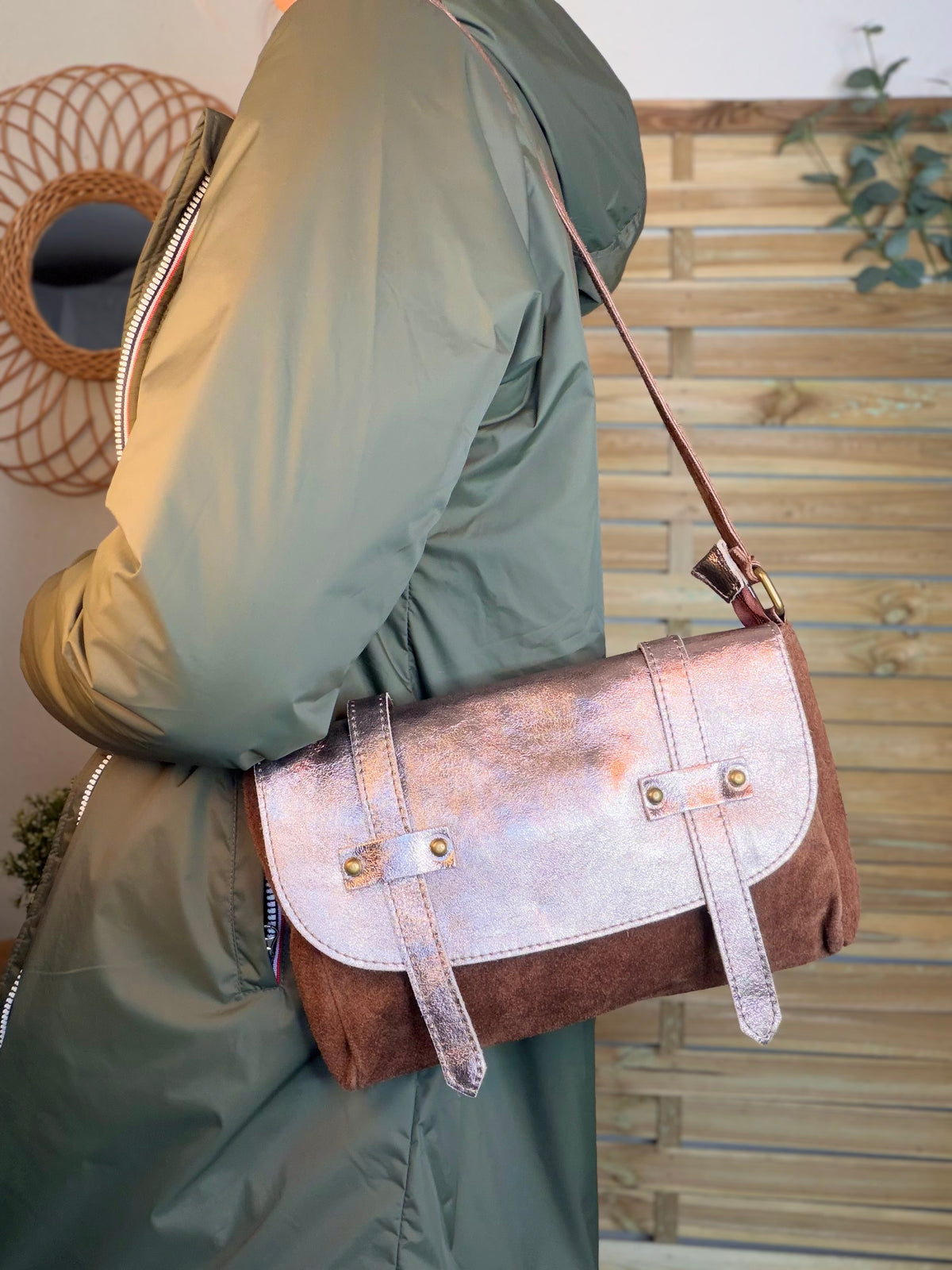 Sac bandoulière en cuir daim et irisé ESMÉE - Choco / Bronze
