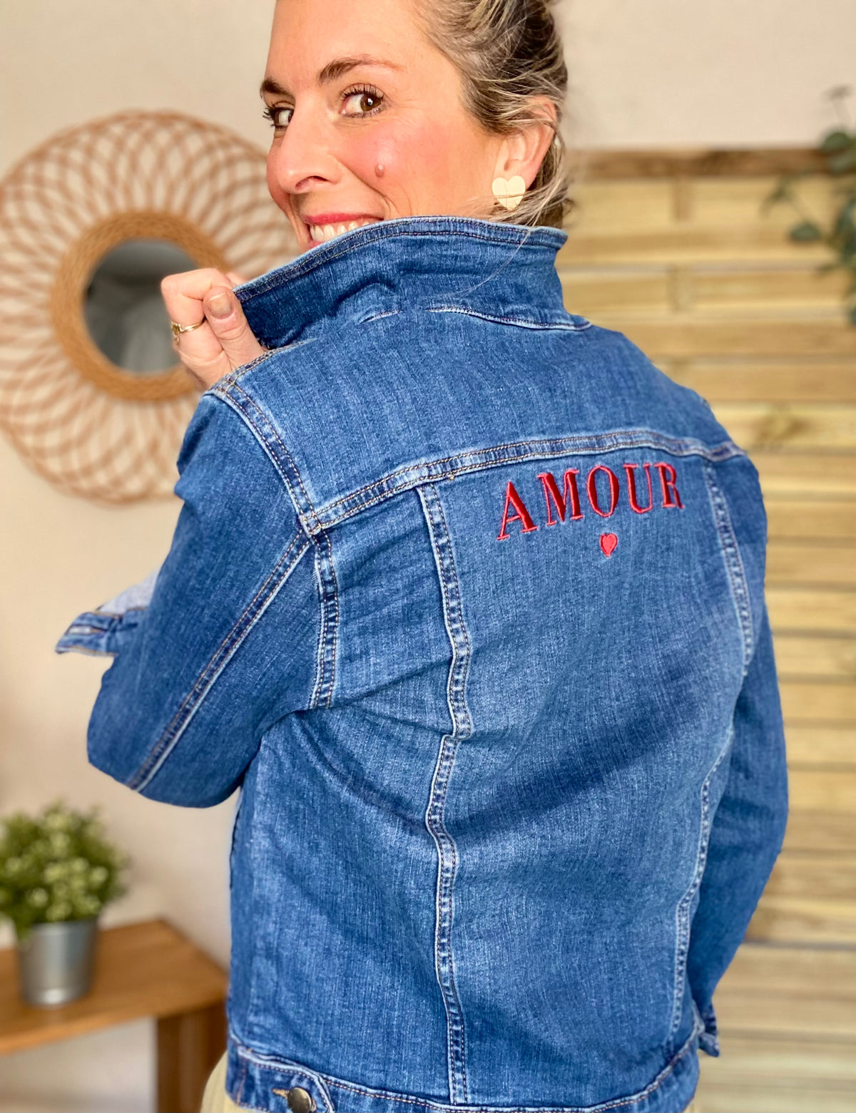 Veste en jean broderie AMOUR - PAULINE - FIN DE SÉRIE