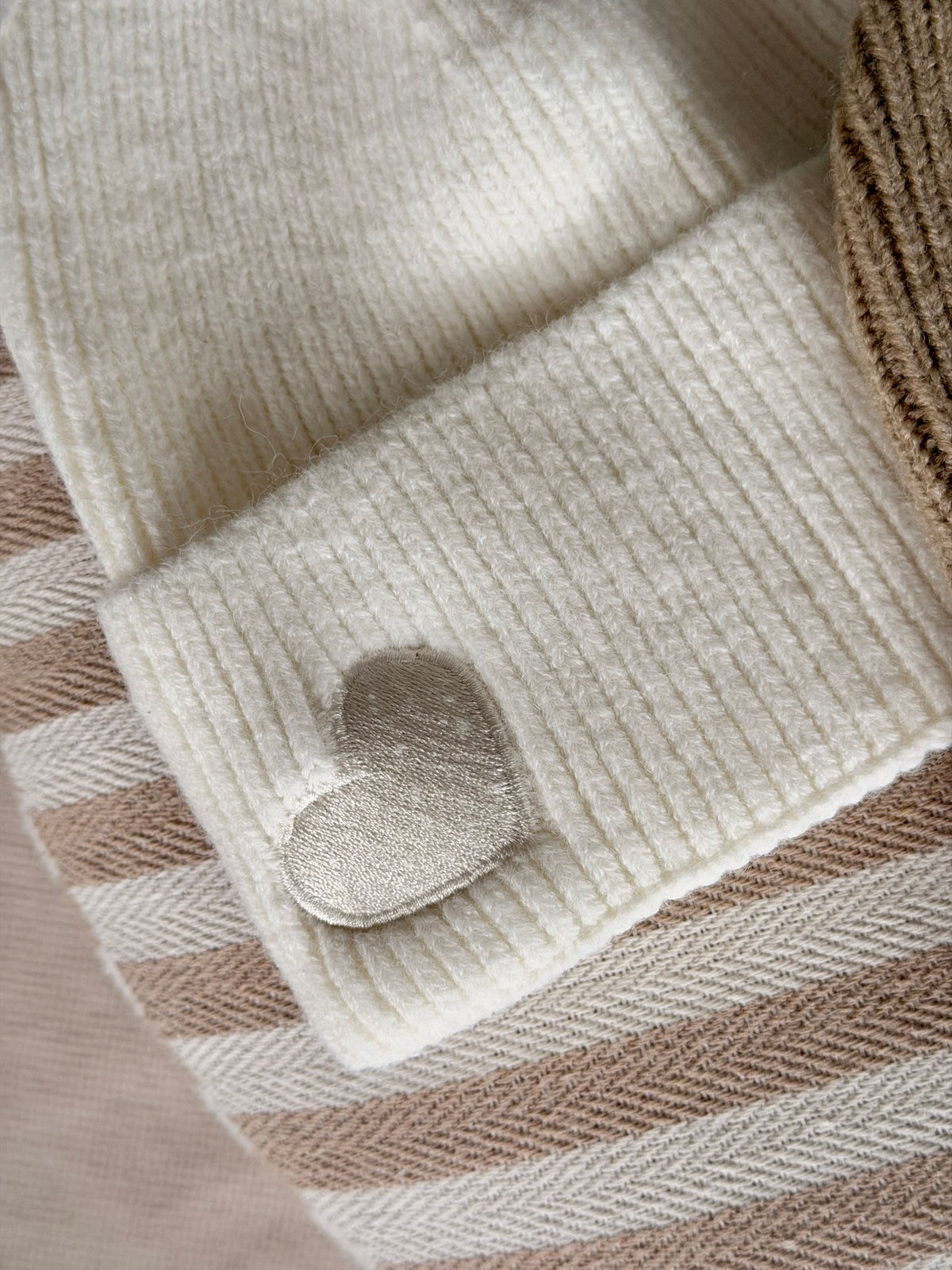 Bonnet avec écusson cœur ARTHUR (Femme et enfant) - FIN DE SÉRIE