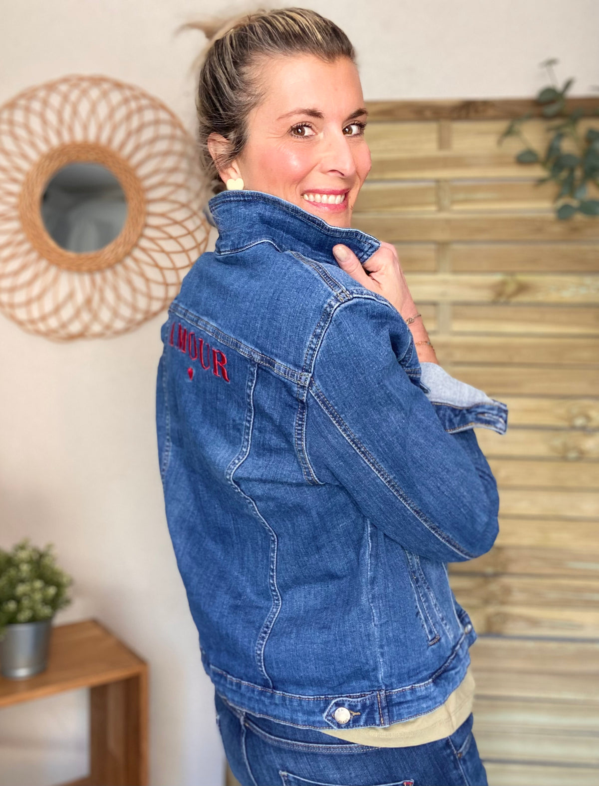 Veste en jean broderie AMOUR - PAULINE - FIN DE SÉRIE