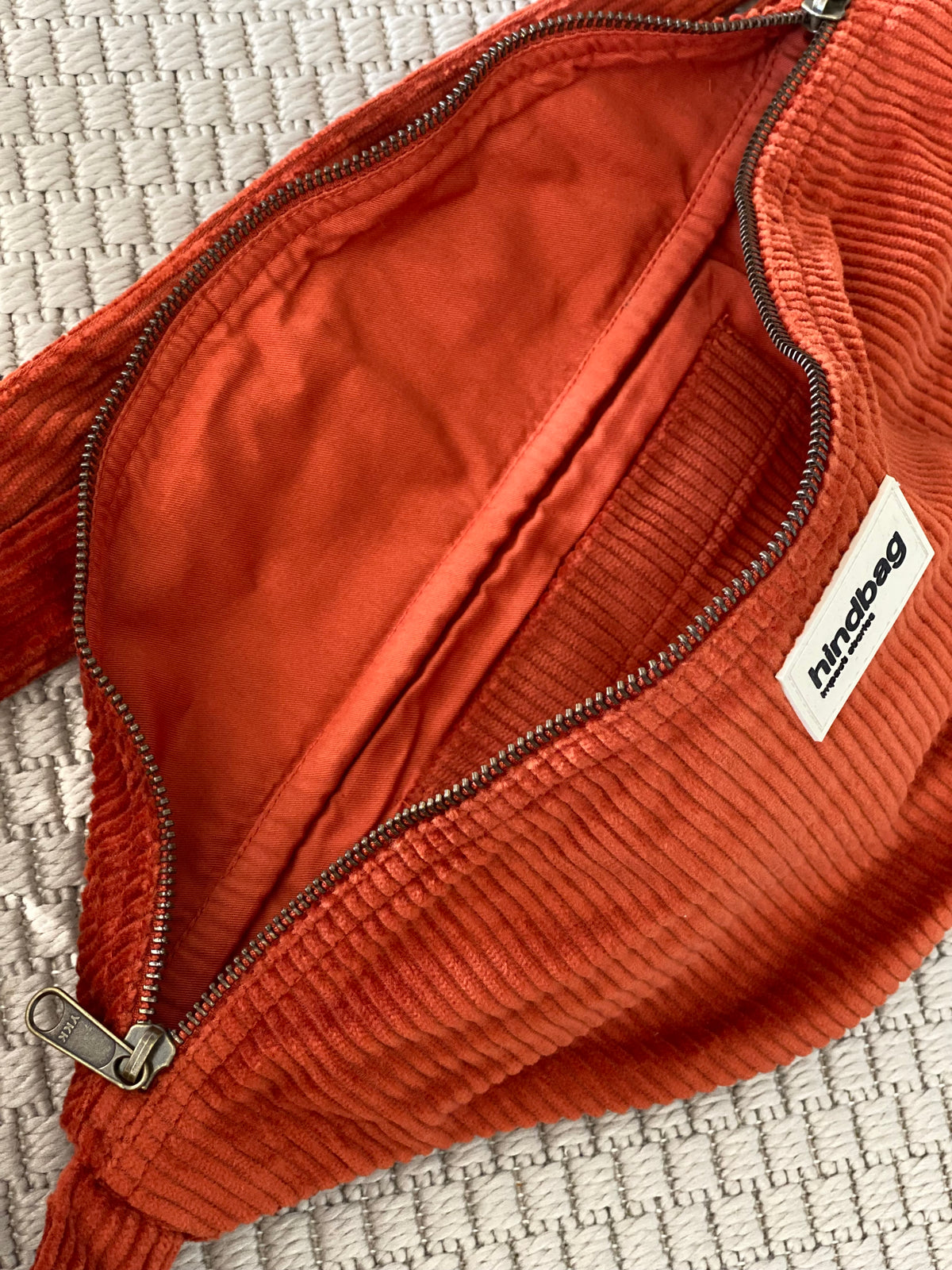 HINDBAG SASHA - Sac banane Velours brique
