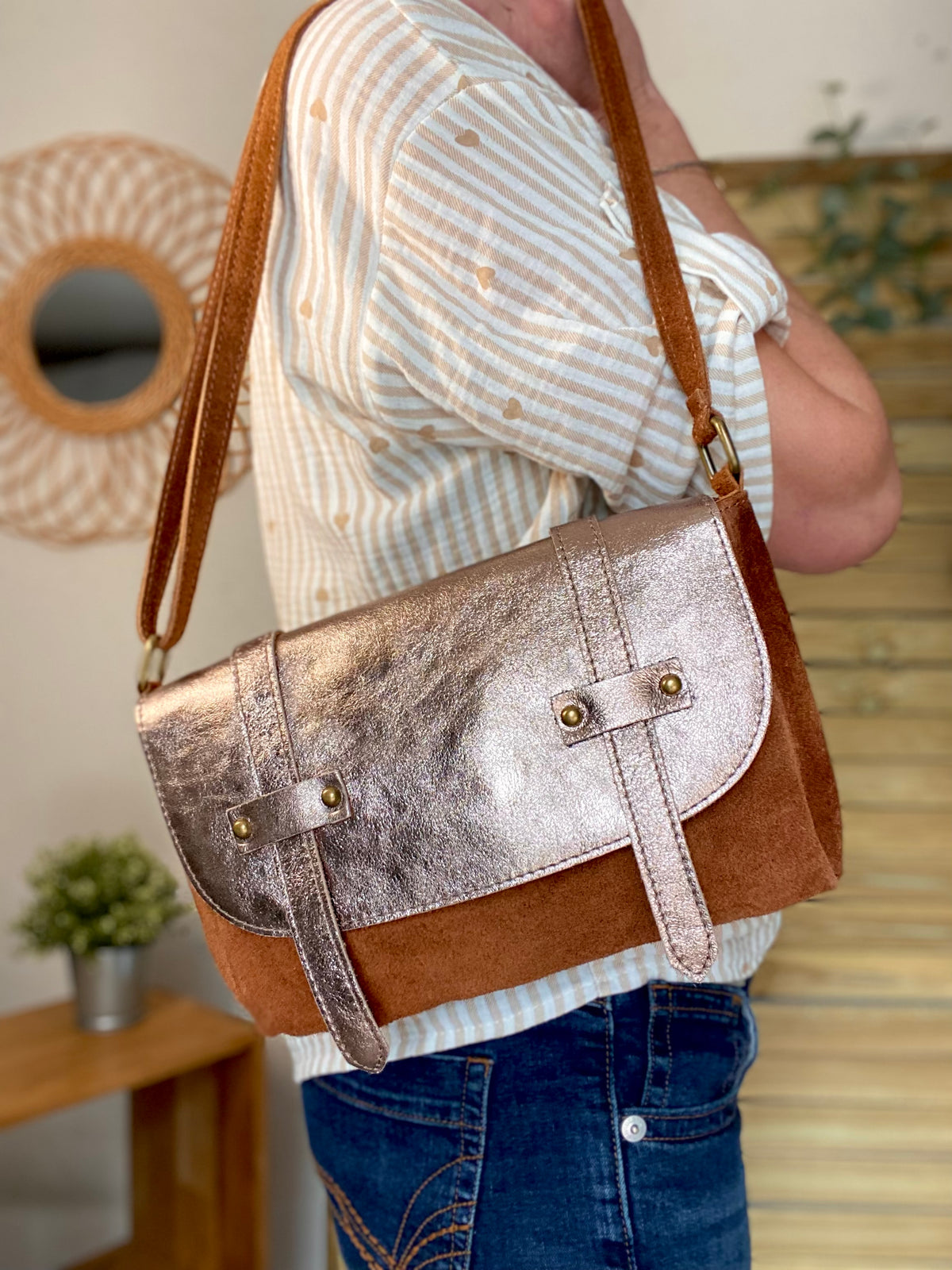 Sac bandoulière en cuir daim et irisé ESMÉE - Bronze / Camel