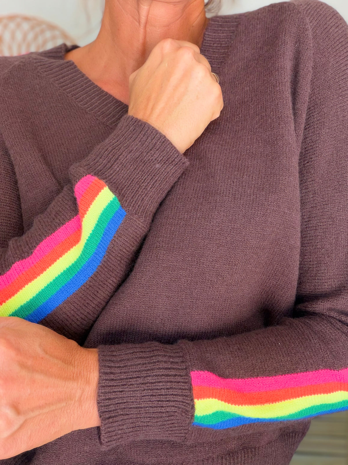 Pull épais avec bandes arc-en-ciel, col V - RAINBOW 🌈 Chocolat - Winter 2026