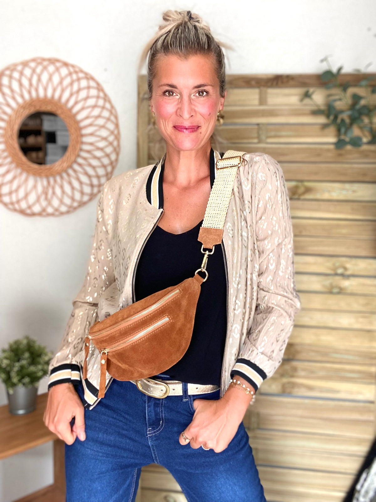 Sac banane avec poche avant, en cuir daim HOLLY - Camel