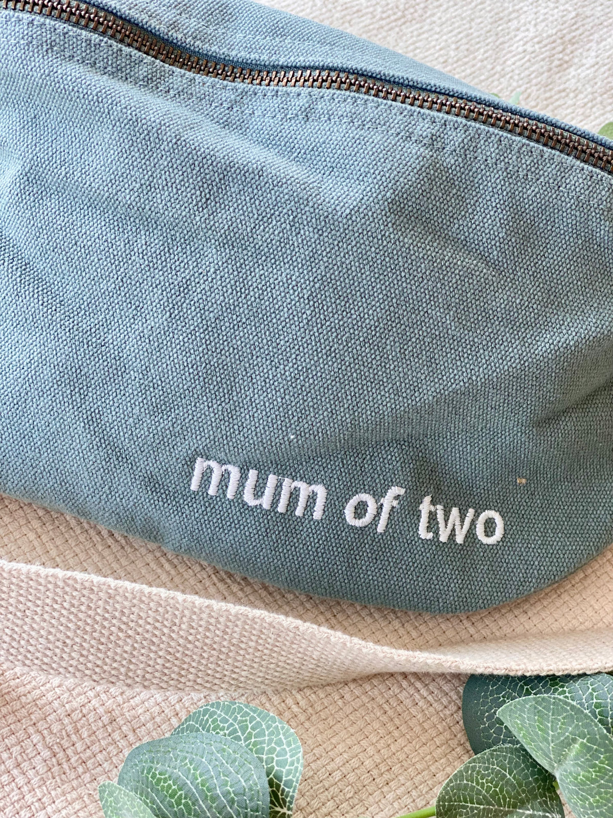 Sac banane en toile MUM OF - Vert sauge - FAMILY IMPACT STORIES - FIN DE SÉRIE