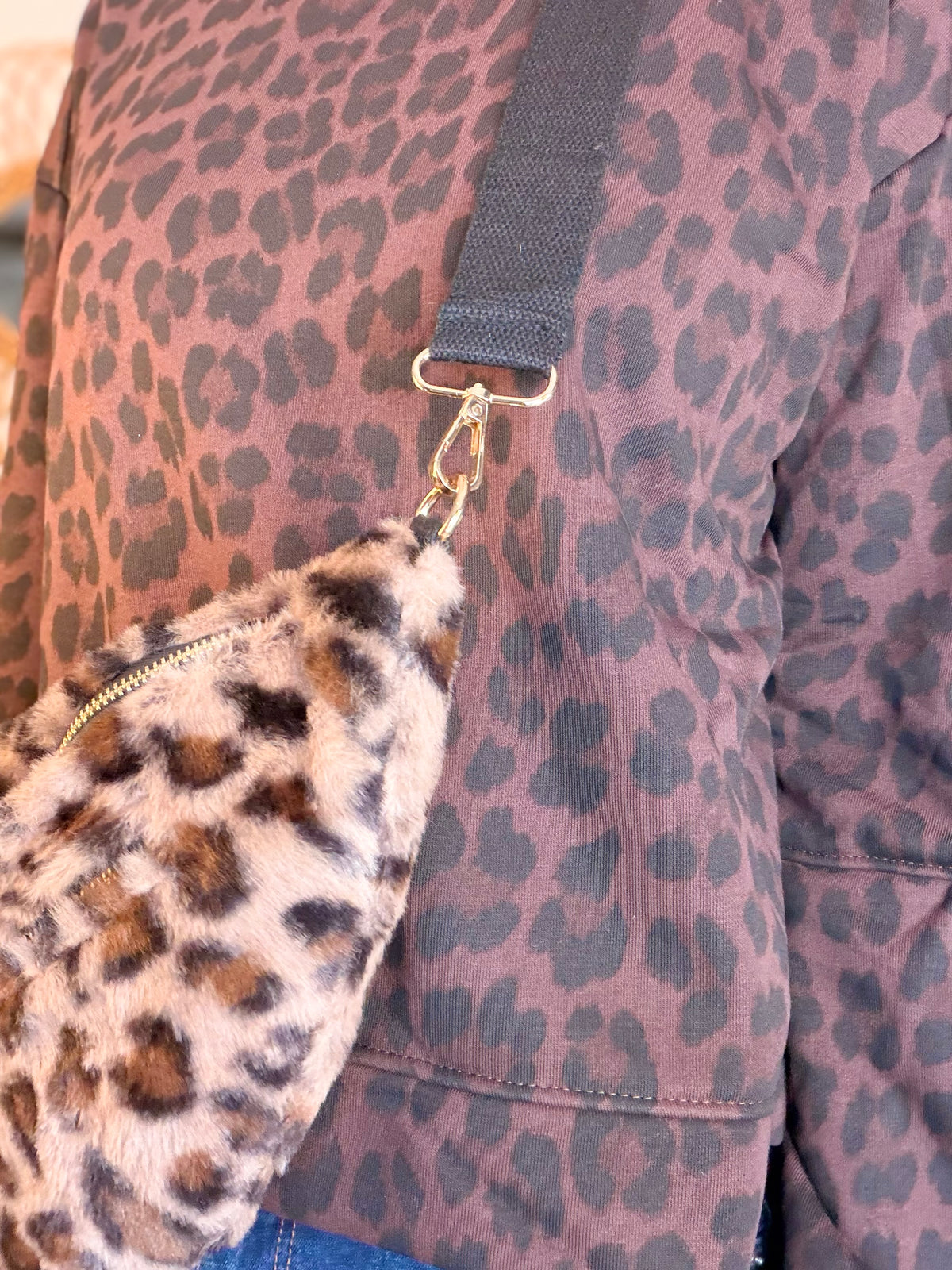 Sac banane L avec poche zippée avant, fourrure Léo Taupe - STACEY 🐆