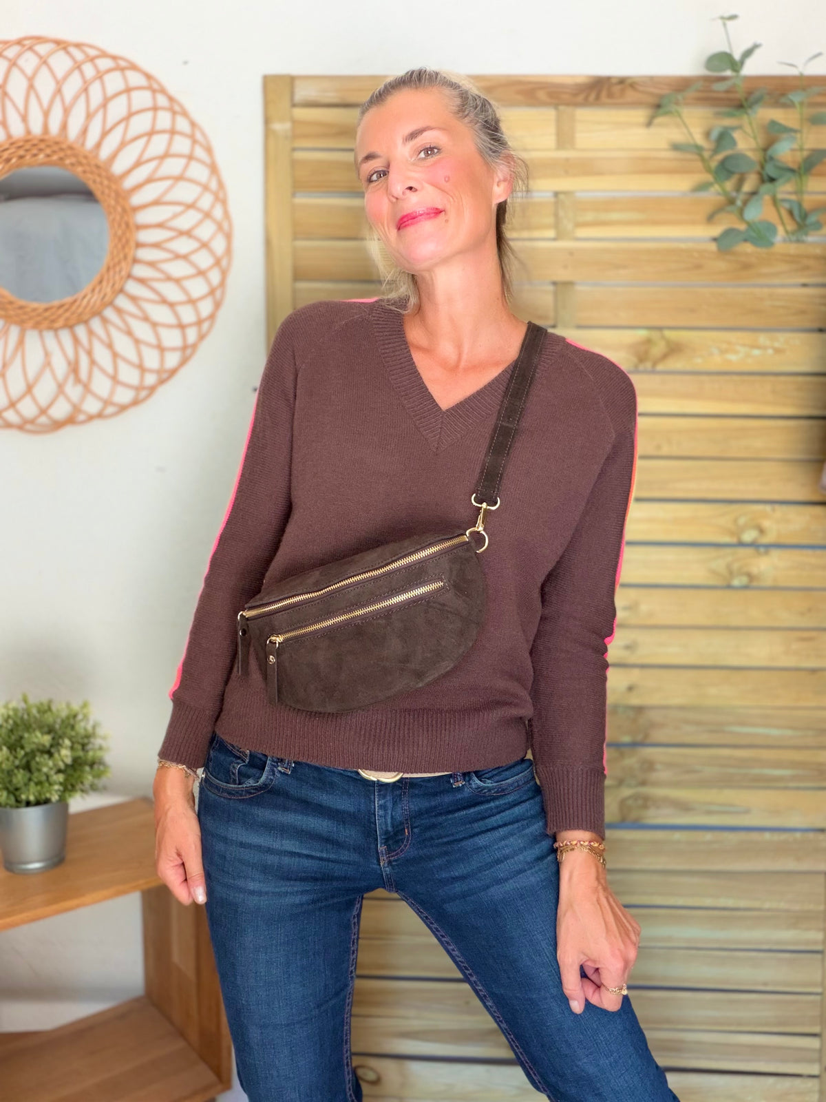 Pull épais avec bandes arc-en-ciel, col V - RAINBOW 🌈 Chocolat - Winter 2026