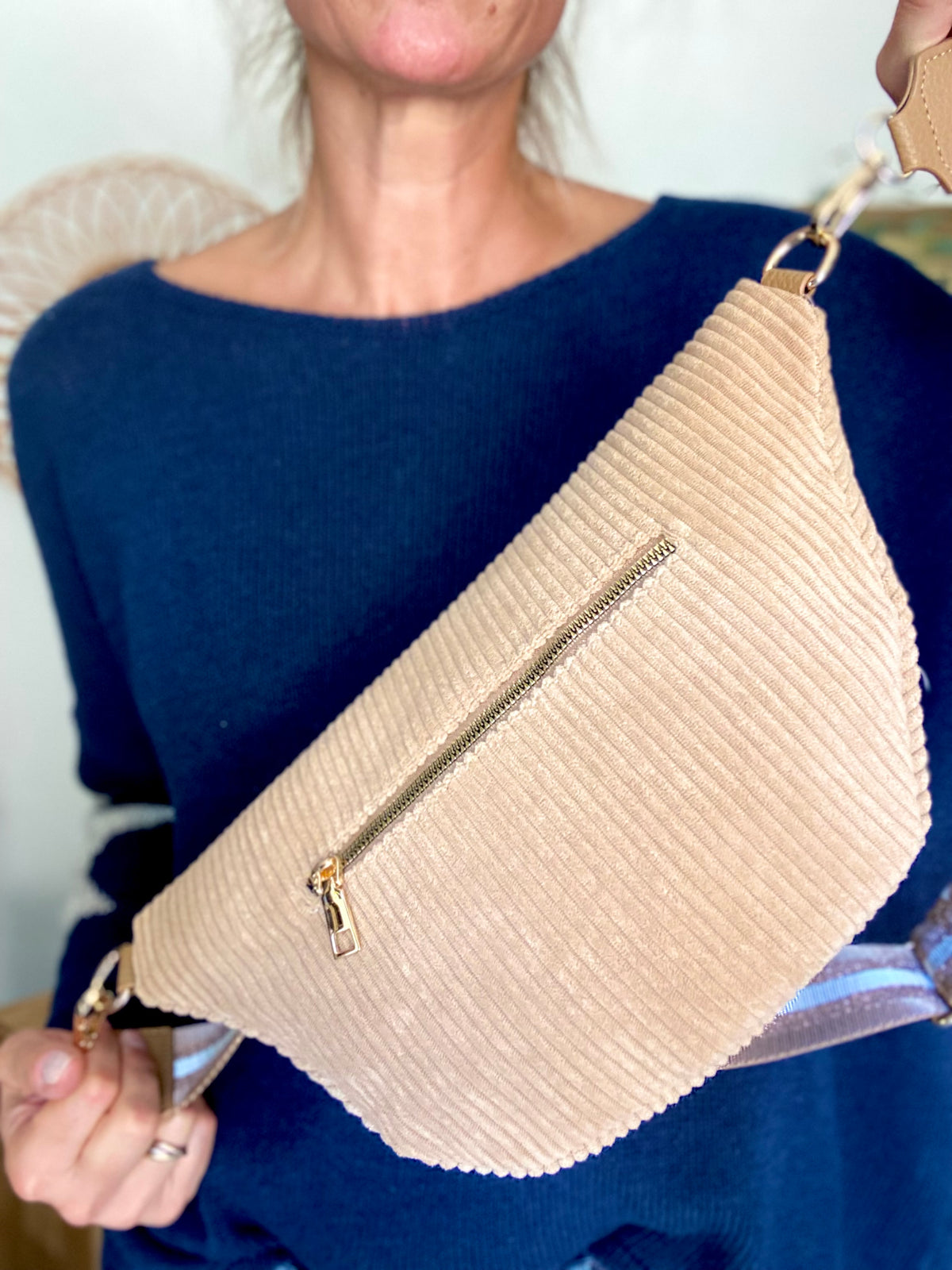 Sac banane XL en velours côtelé 2 zips et sangle fantaisie - WENDY - Camel clair