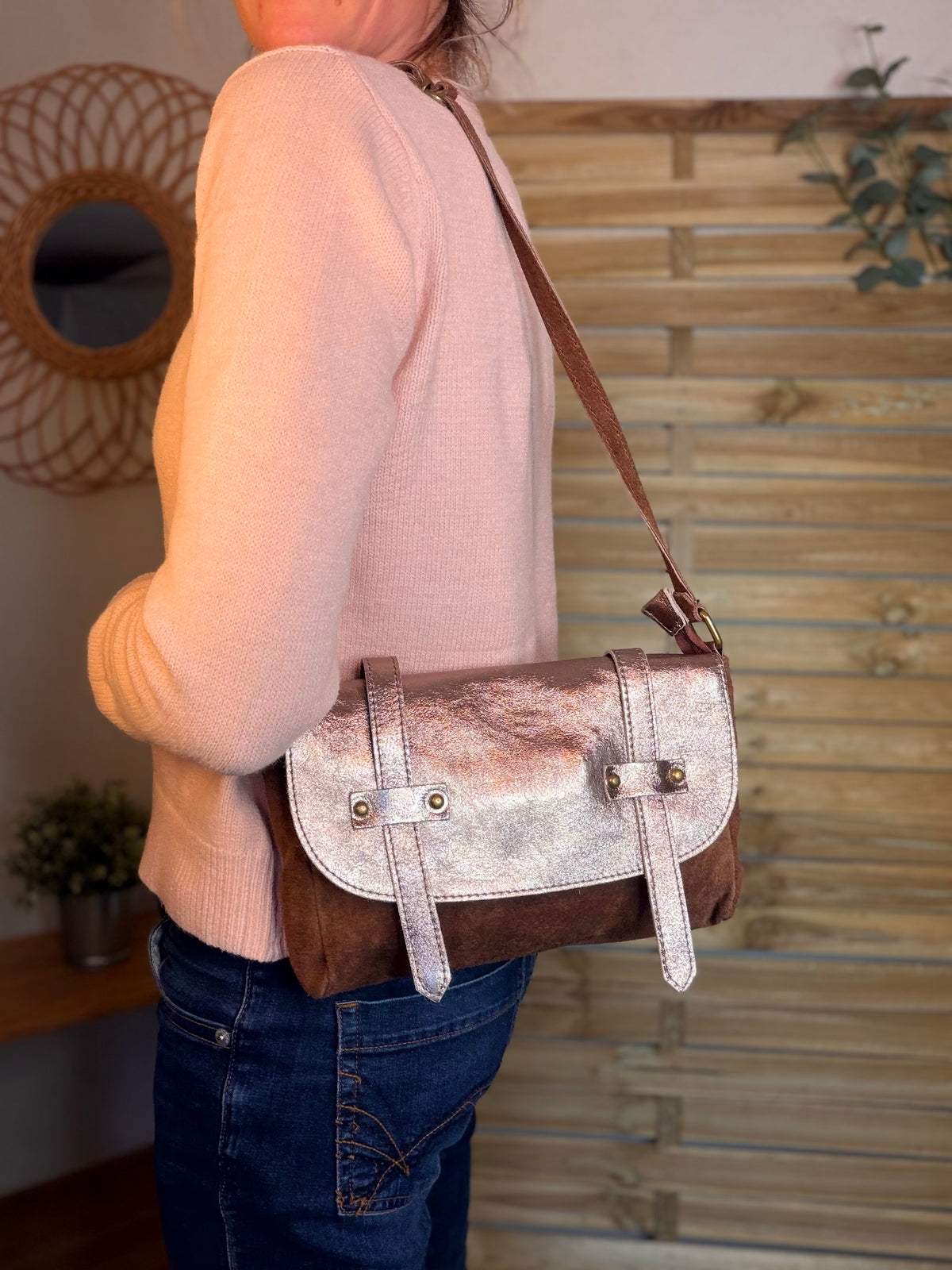 Sac bandoulière en cuir daim et irisé ESMÉE - Choco / Bronze
