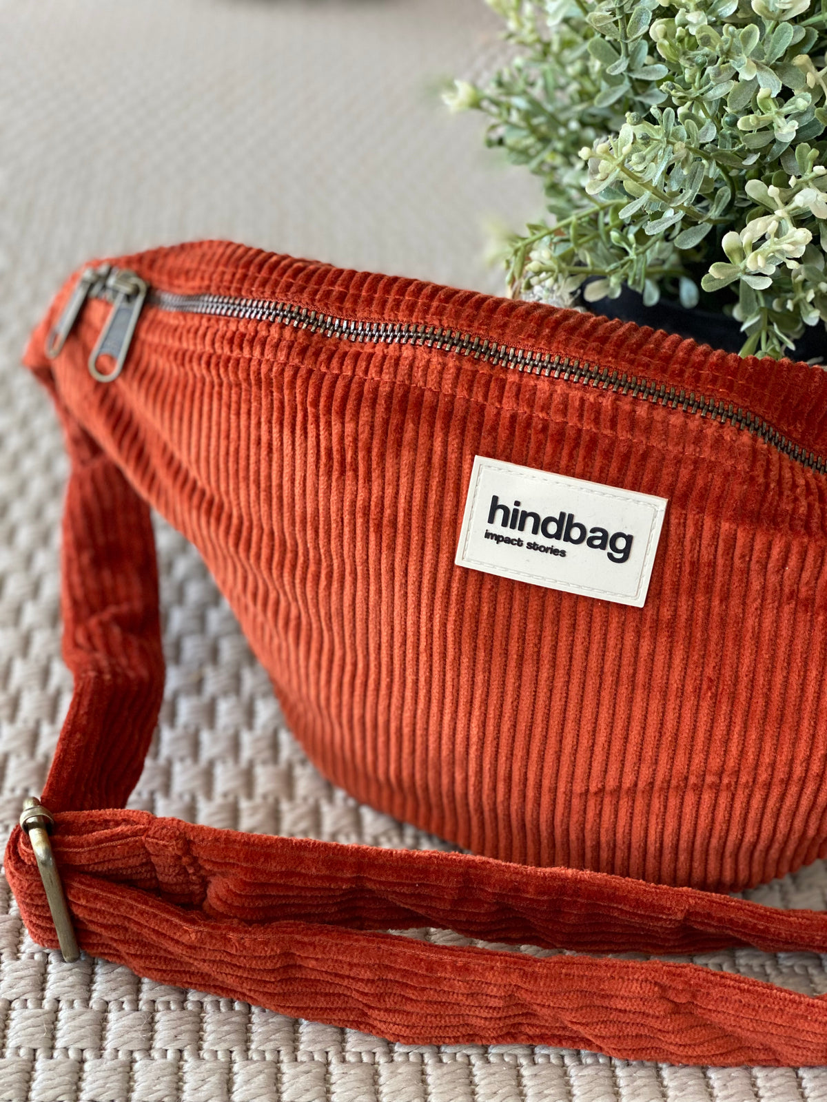 HINDBAG SASHA - Sac banane Velours brique
