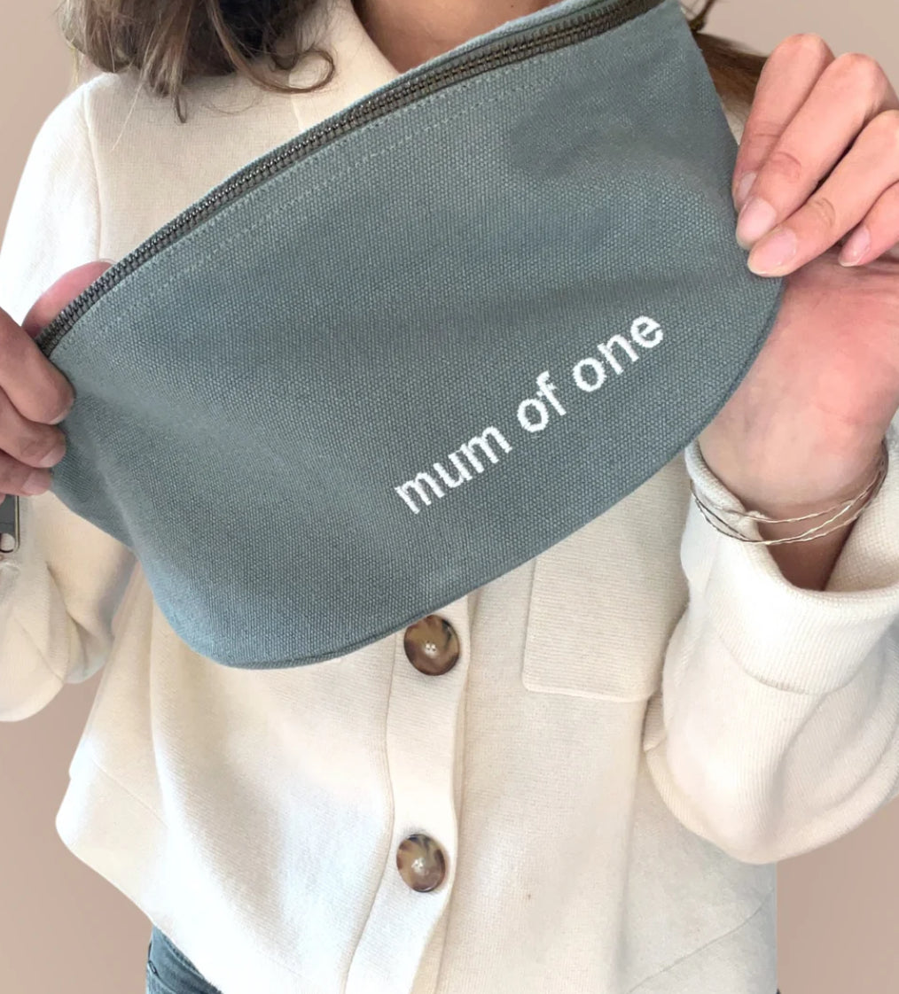 Sac banane en toile MUM OF - Vert sauge - FAMILY IMPACT STORIES - FIN DE SÉRIE