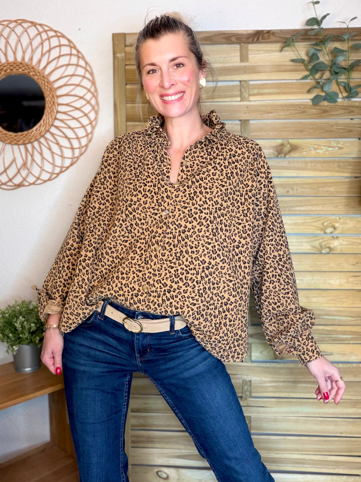 Chemise en velours côtelé fin coton, col volanté FRIDA - Léo camel 🐆