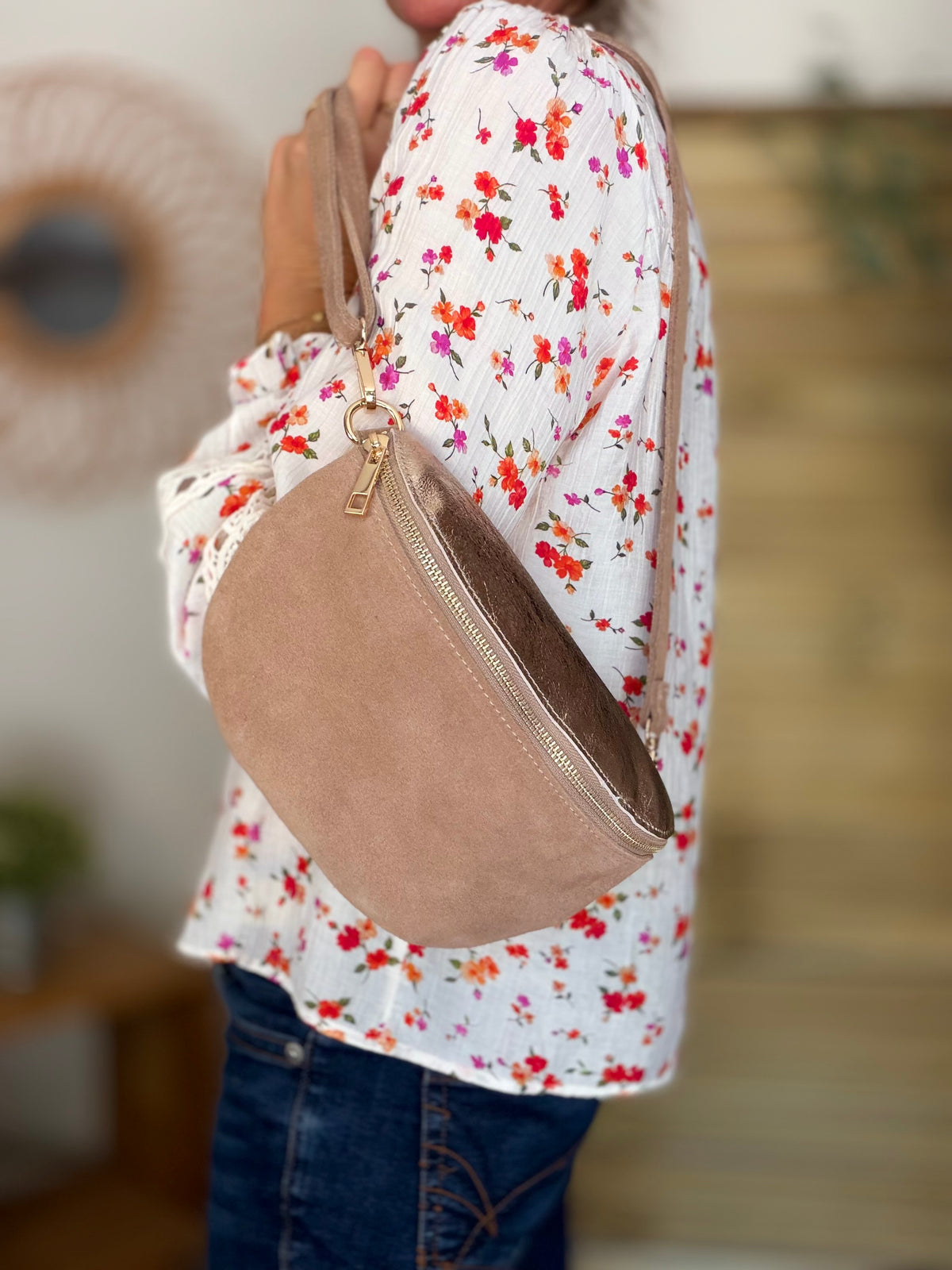 Sac banane M bi-matière en cuir irisé et velours 24cm - POLLY- Taupe/Bronze • FIN DE SÉRIE