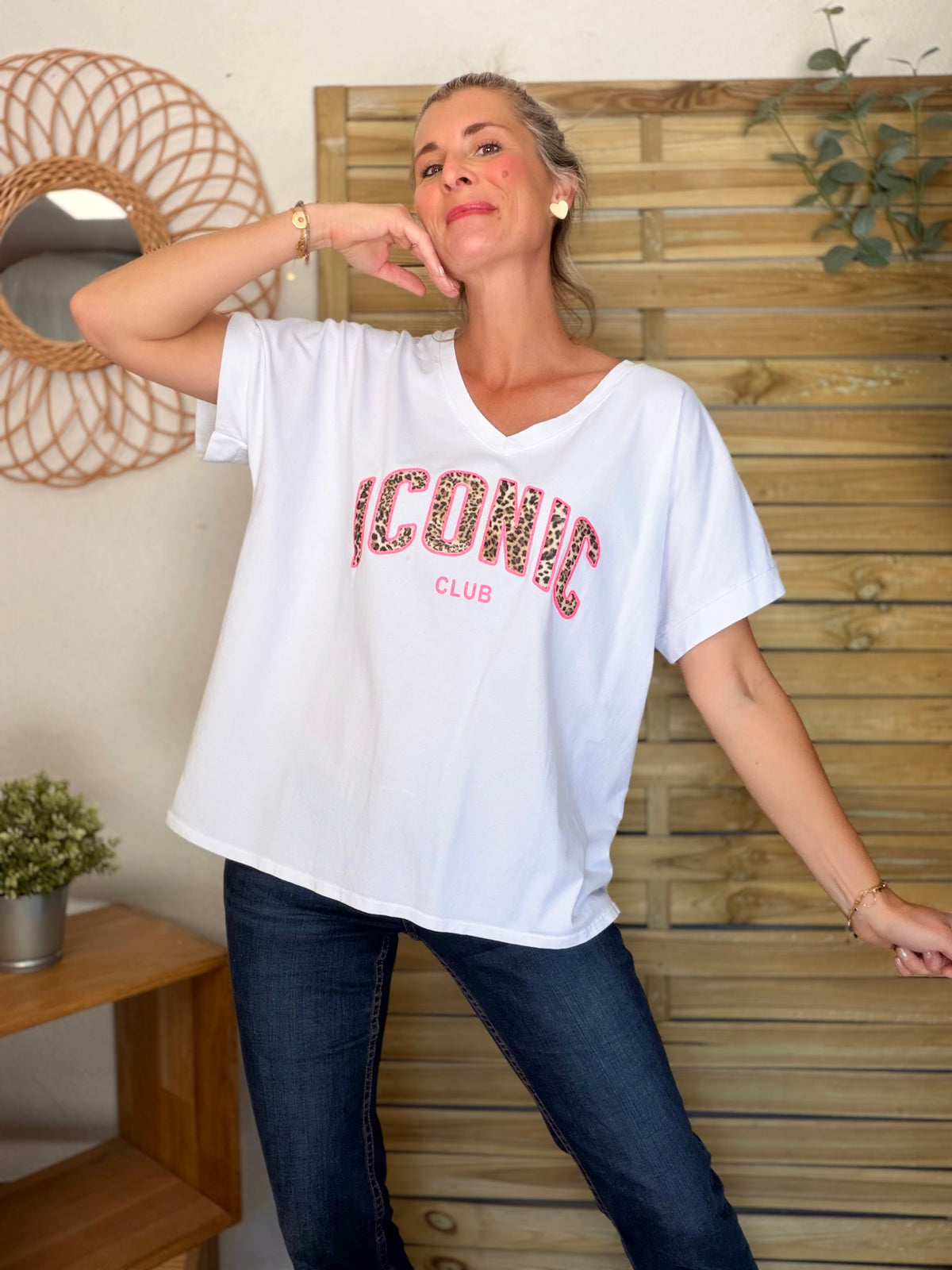 Tee shirt col V ICONIC club oversized MILA Léo - FIN DE SÉRIE