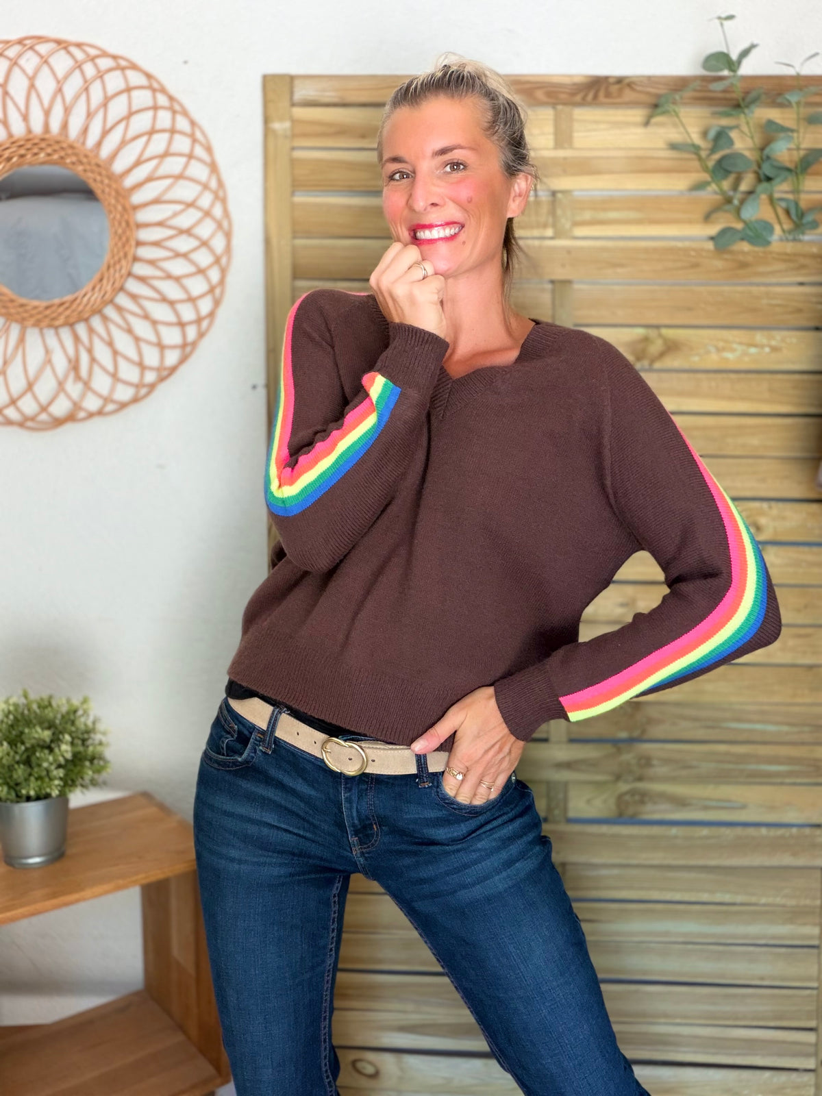 Pull épais avec bandes arc-en-ciel, col V - RAINBOW 🌈 Chocolat - Winter 2026