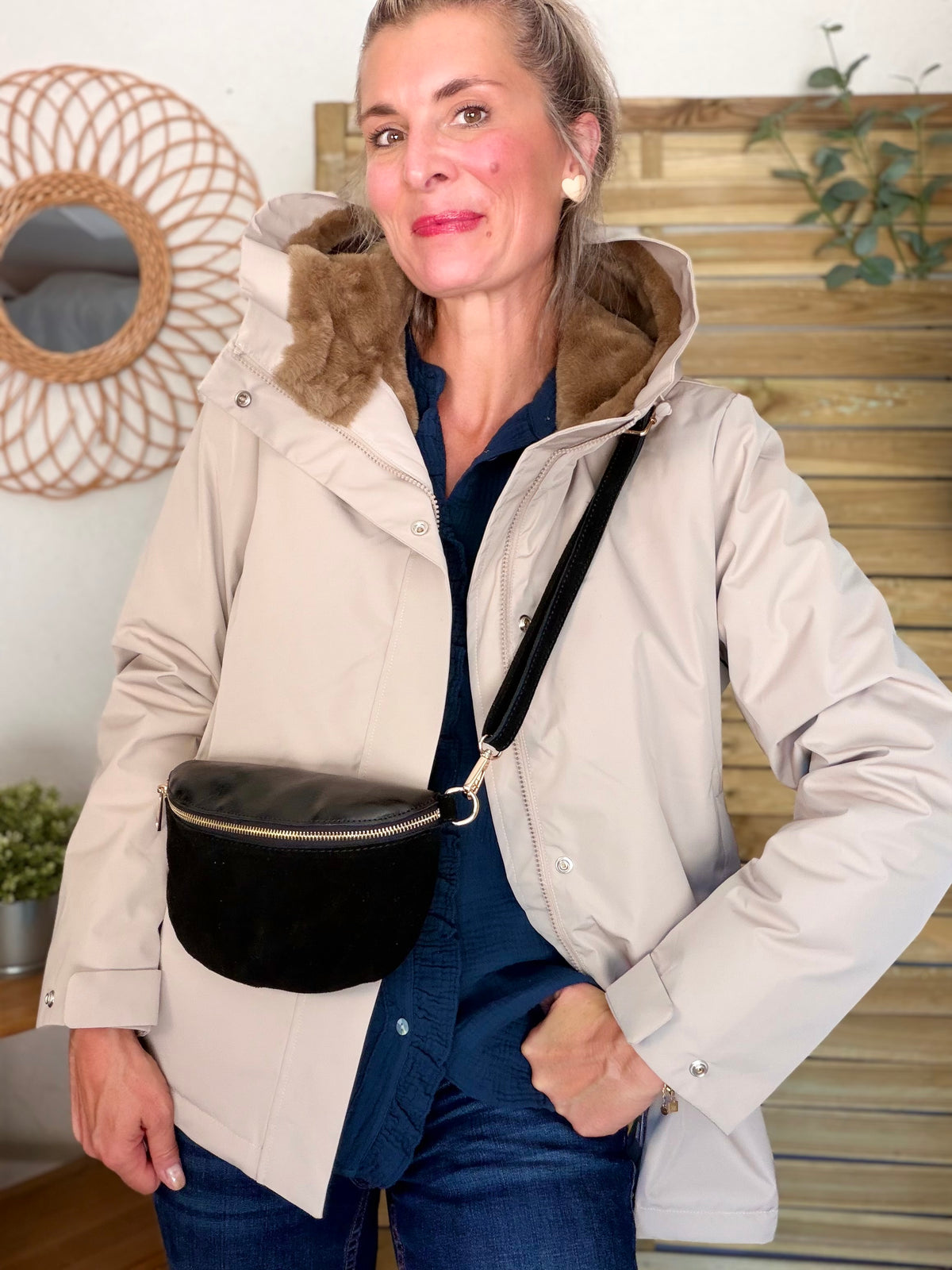 Sac banane M bi-matière en cuir irisé et velours 24cm - POLLY- Noir • FIN DE SÉRIE