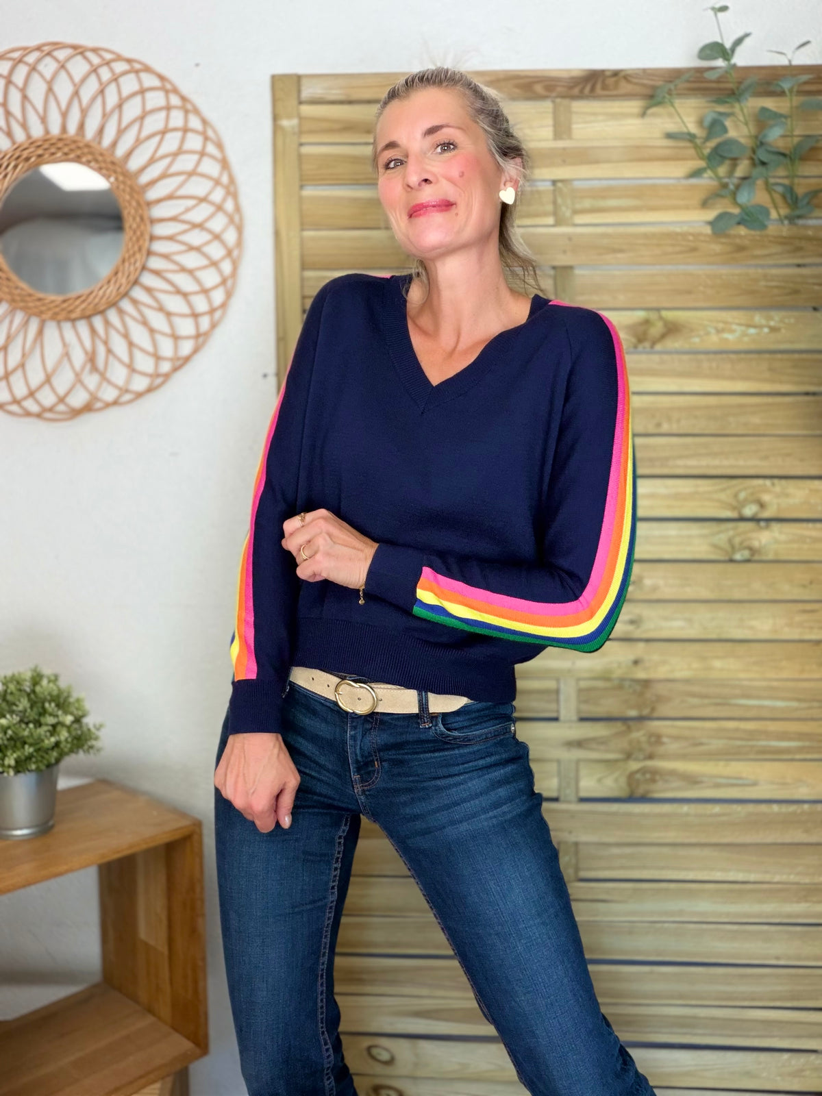 Pull fin avec bandes arc en ciel, col V - RAINBOW 🌈 Bleu marine - Spring 2026
