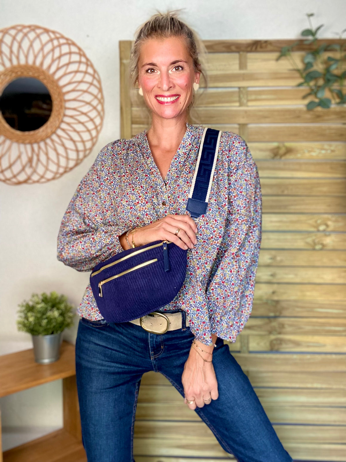 Sac banane L en velours côtelé 2 zips et sangle fantaisie - ASHLY - Bleu marine • FIN DE SÉRIE