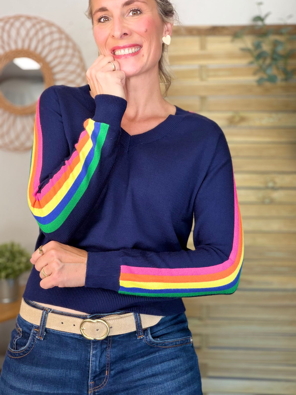 Pull fin avec bandes arc en ciel, col V - RAINBOW 🌈 Bleu marine - Spring 2026