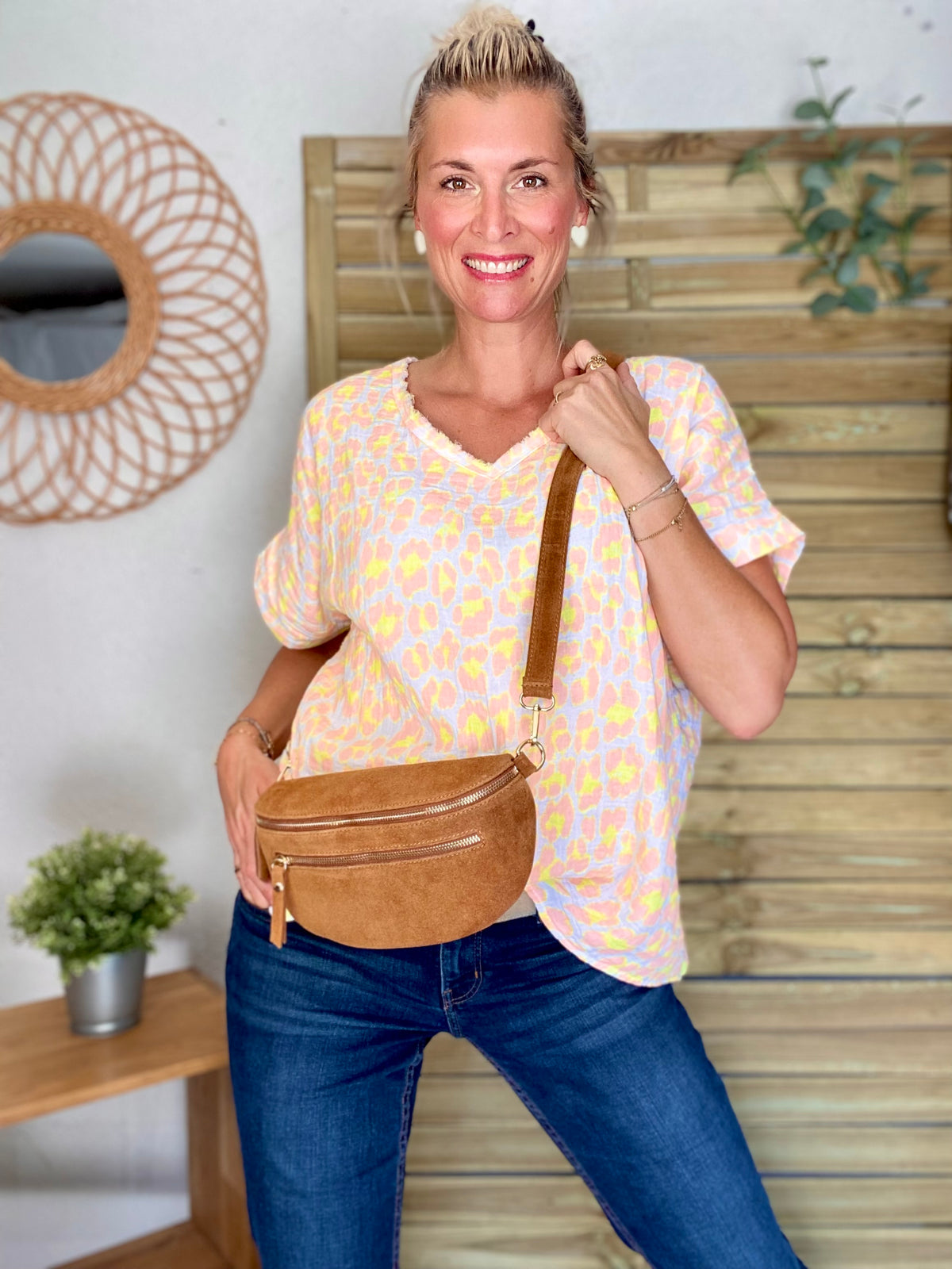 Sac banane en croûte de cuir + poche avant ALISON - Camel