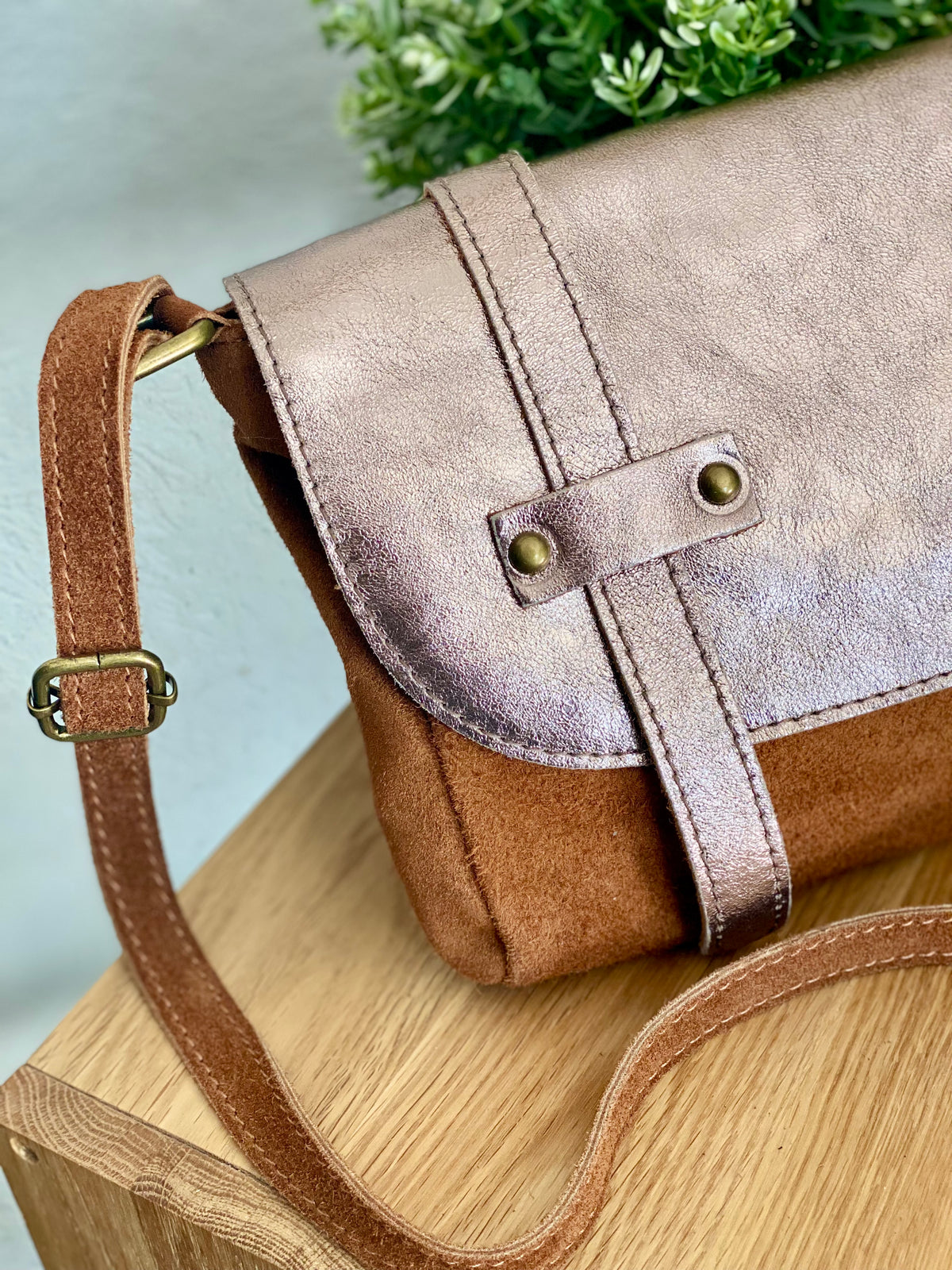 Sac bandoulière en cuir daim et irisé ESMÉE - Bronze / Camel