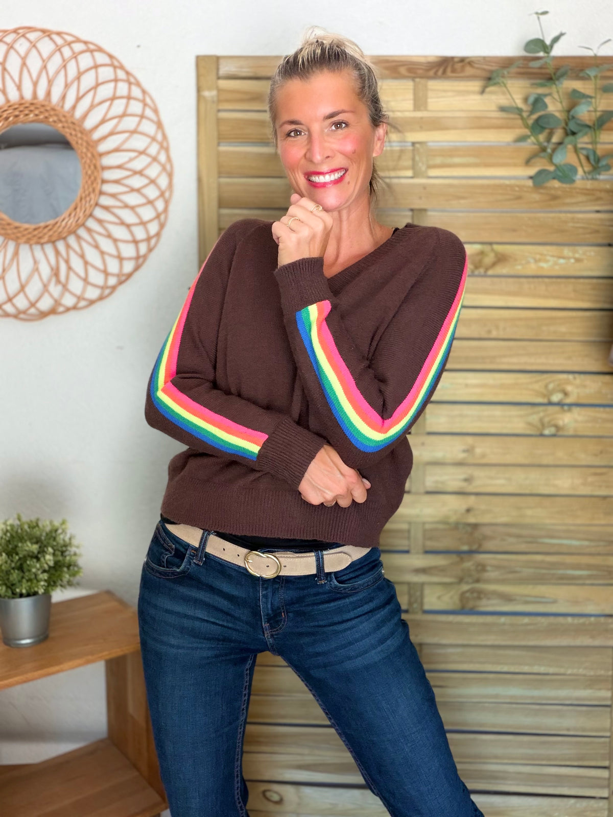 Pull épais avec bandes arc-en-ciel, col V - RAINBOW 🌈 Chocolat - Winter 2026