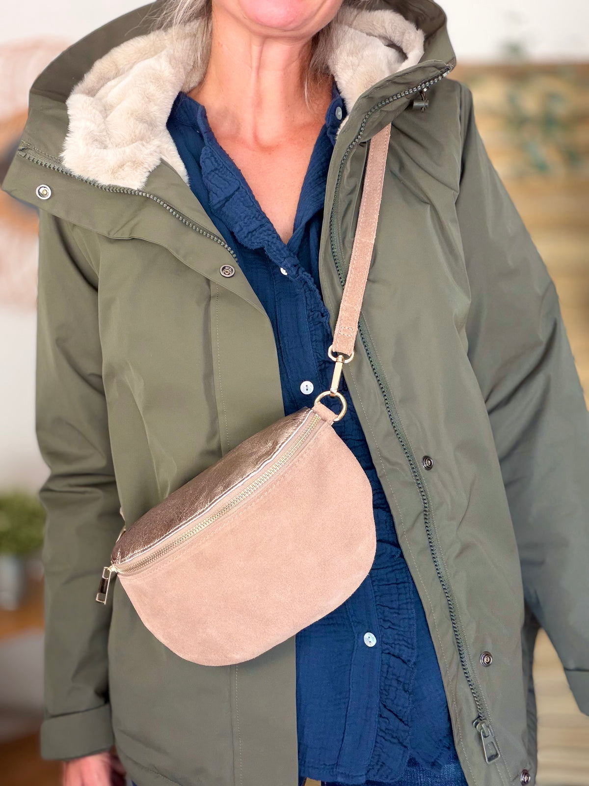 Sac banane M bi-matière en cuir irisé et velours 24cm - POLLY- Taupe/Bronze • FIN DE SÉRIE