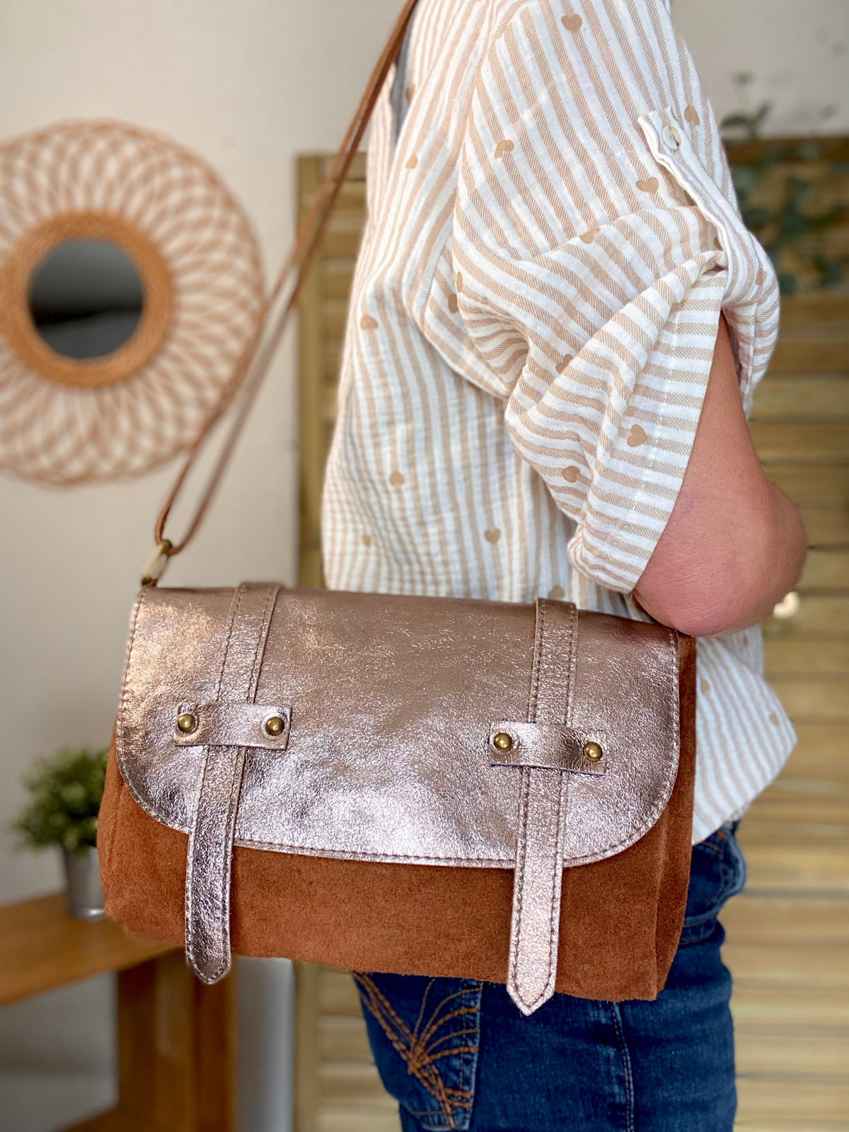 Sac bandoulière en cuir daim et irisé ESMÉE - Bronze / Camel