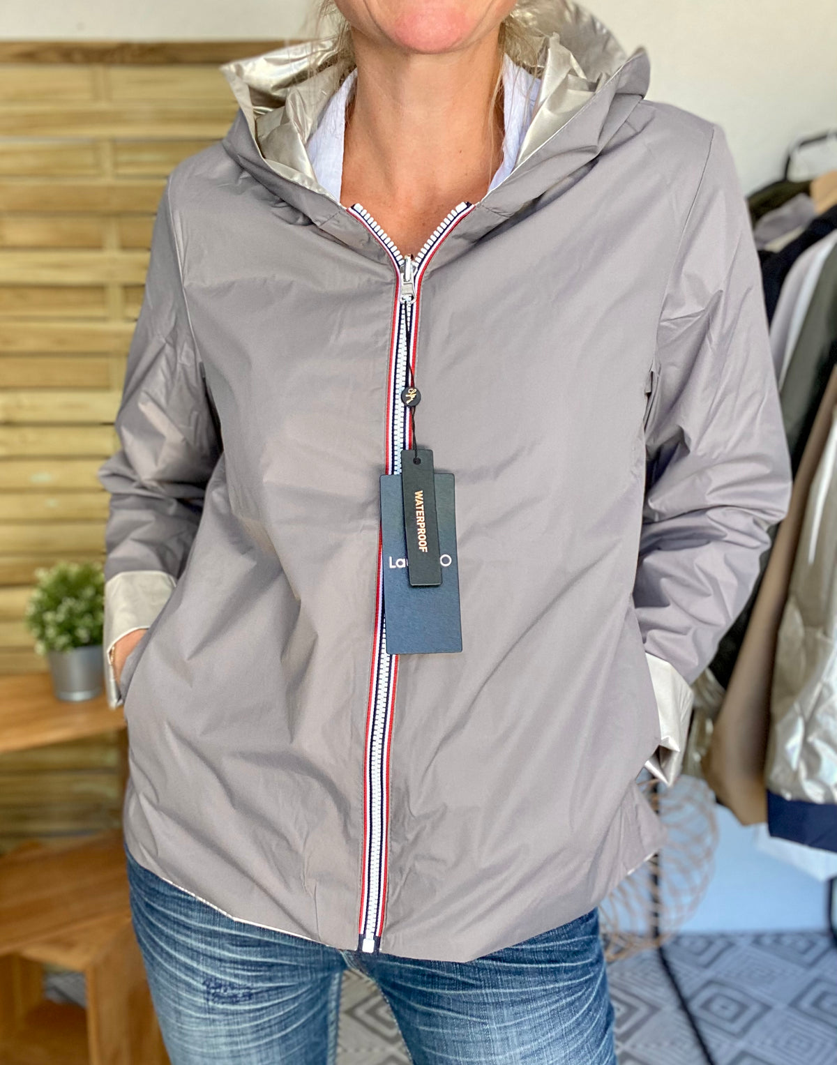 LAURA JO. Imperméable réversible léger GARANCE COURT - Gris taupe/Doré